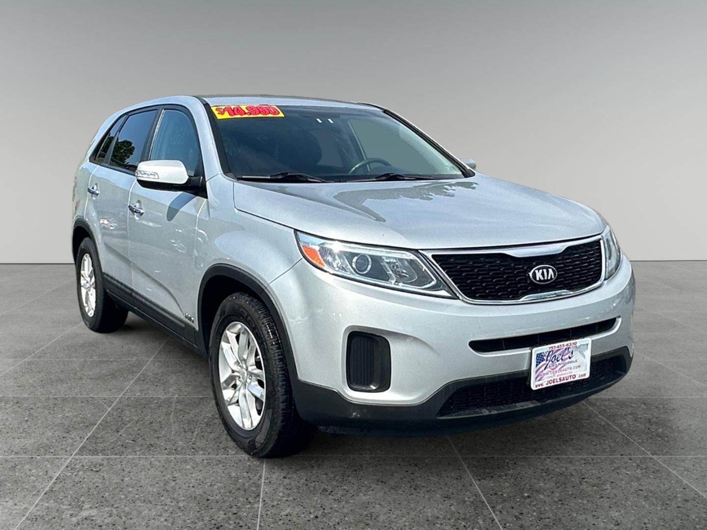 2015 Silver Kia Sorento LX AWD (5XYKTCA60FG) with an 2.4L L4 DOHC 16V engine, 6-Speed Automatic transmission, located at 5700 Curlew Drive, Norfolk, VA, 23502, (757) 455-6330, 36.841885, -76.209412 - Photo#6