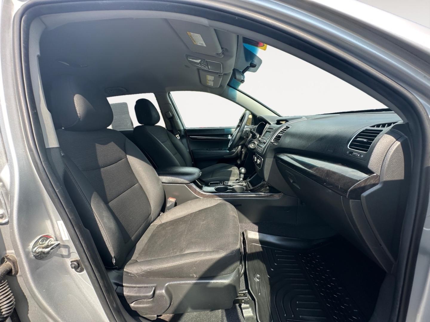 2015 Silver Kia Sorento LX AWD (5XYKTCA60FG) with an 2.4L L4 DOHC 16V engine, 6-Speed Automatic transmission, located at 5700 Curlew Drive, Norfolk, VA, 23502, (757) 455-6330, 36.841885, -76.209412 - Photo#12