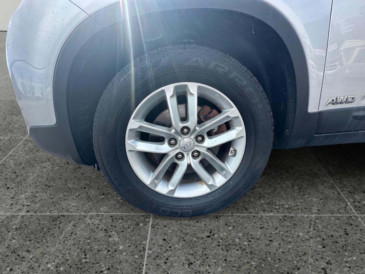 2015 Silver Kia Sorento LX AWD (5XYKTCA60FG) with an 2.4L L4 DOHC 16V engine, 6-Speed Automatic transmission, located at 5700 Curlew Drive, Norfolk, VA, 23502, (757) 455-6330, 36.841885, -76.209412 - Photo#14