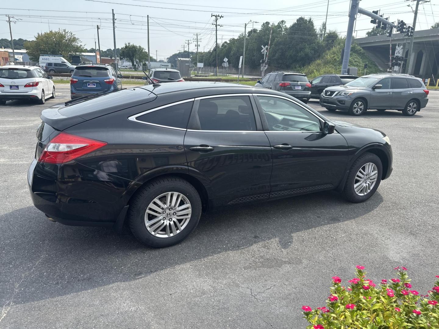 2012 Black Honda Crosstour EX 2WD (5J6TF3H33CL) with an 2.4L L4 DOHC 16V engine, 5-Speed Automatic transmission, located at 5700 Curlew Drive, Norfolk, VA, 23502, (757) 455-6330, 36.841885, -76.209412 - Photo#3