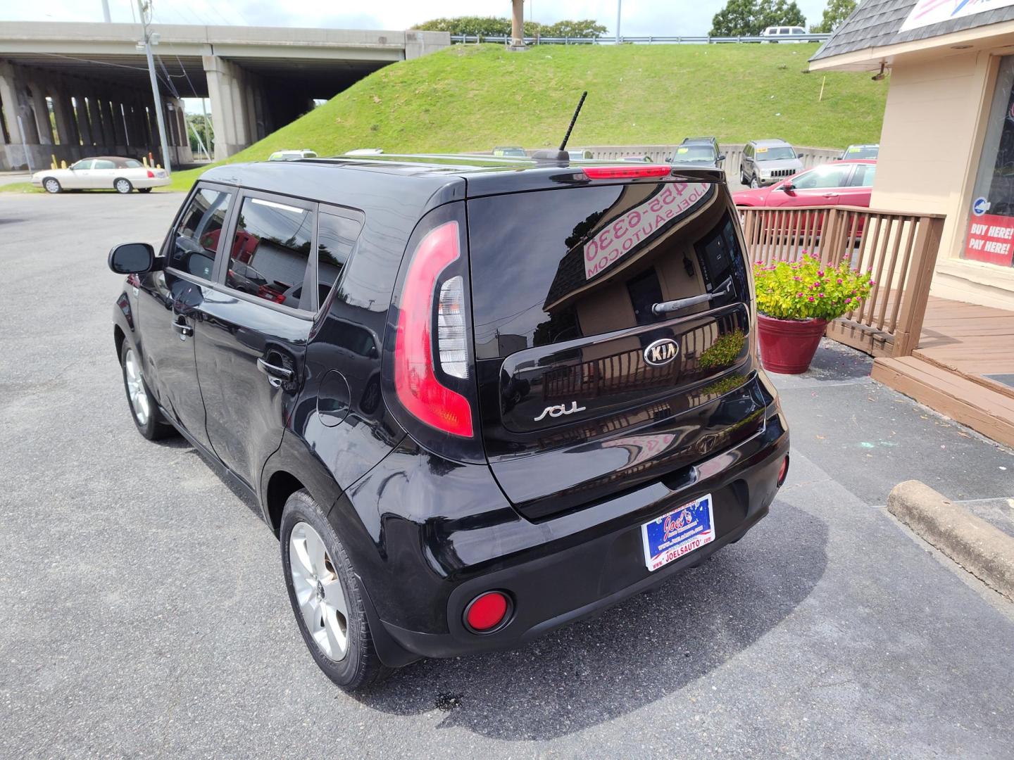 2017 Kia Soul ! (KNDJN2A27H7) with an 1.6L L4 DOHC 16V engine, 6A transmission, located at 5700 Curlew Drive, Norfolk, VA, 23502, (757) 455-6330, 36.841885, -76.209412 - Photo#12