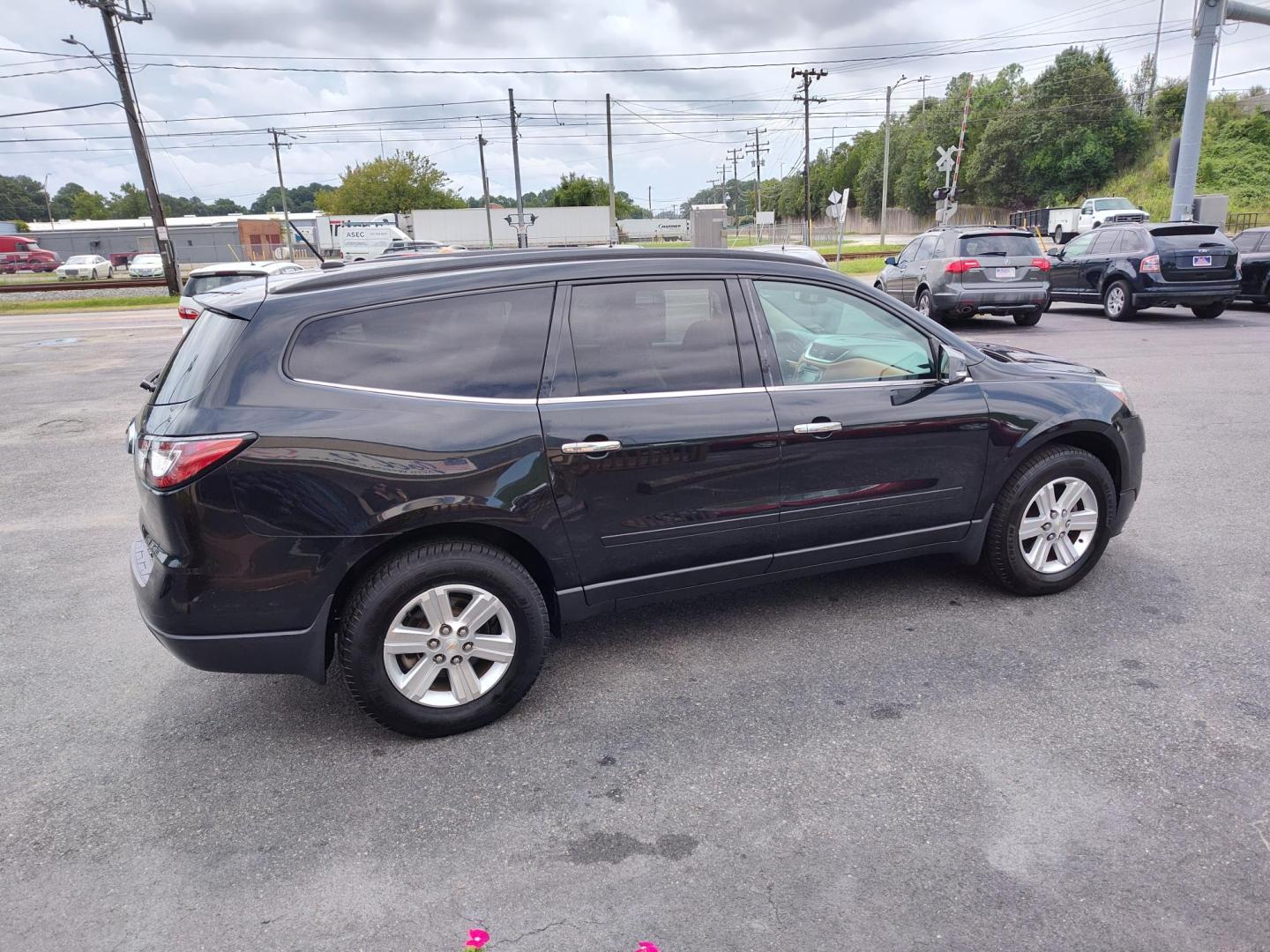 2014 Chevrolet Traverse 2LT FWD (1GNKRHKD7EJ) with an 3.6L V6 DOHC 24V engine, 6-Speed Automatic transmission, located at 5700 Curlew Drive, Norfolk, VA, 23502, (757) 455-6330, 36.841885, -76.209412 - Photo#17