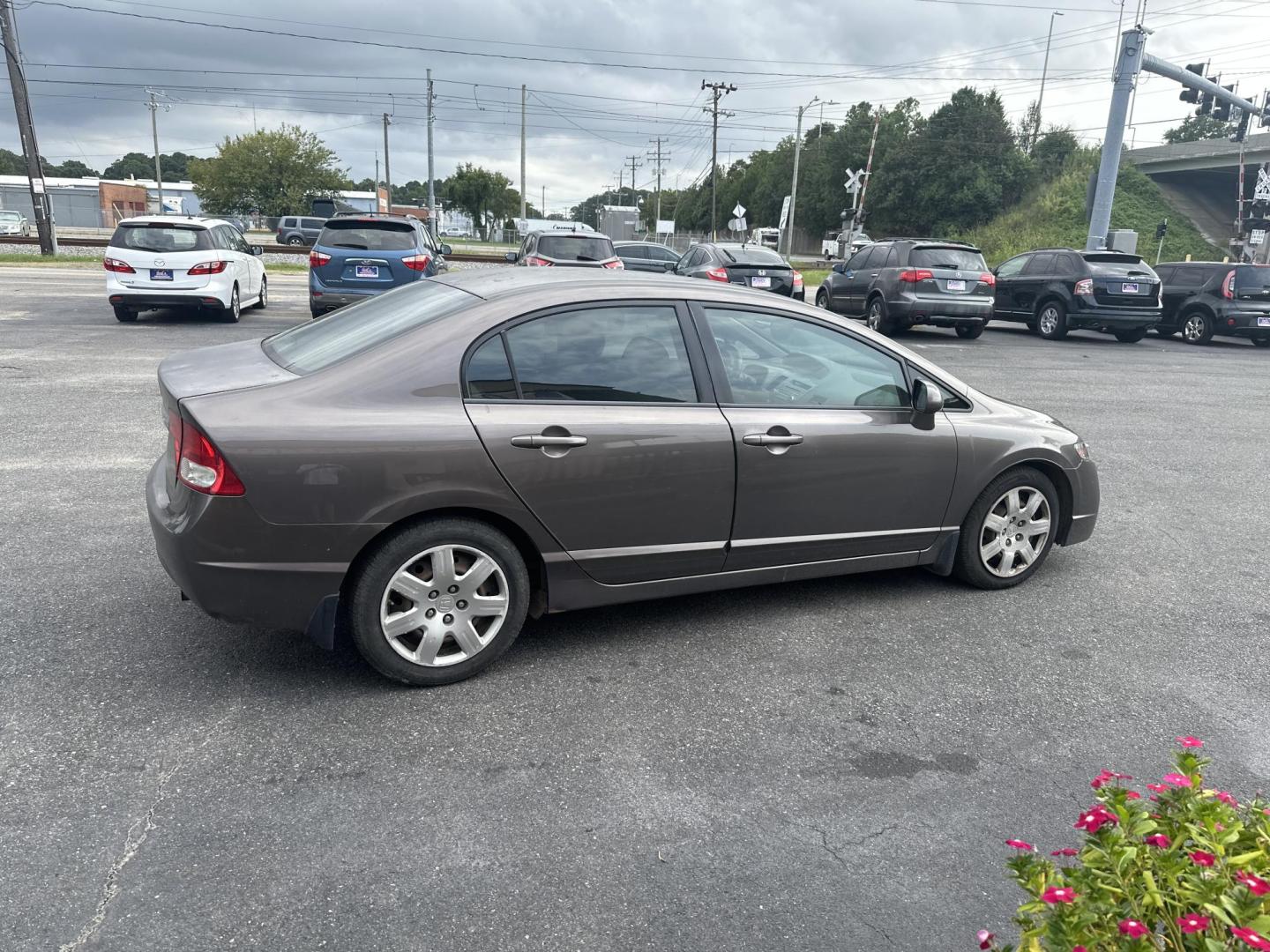 2010 Honda Civic LX Sedan 5-Speed AT (2HGFA1F57AH) with an 1.8L L4 SOHC 16V engine, 5-Speed Automatic transmission, located at 5700 Curlew Drive, Norfolk, VA, 23502, (757) 455-6330, 36.841885, -76.209412 - Photo#3