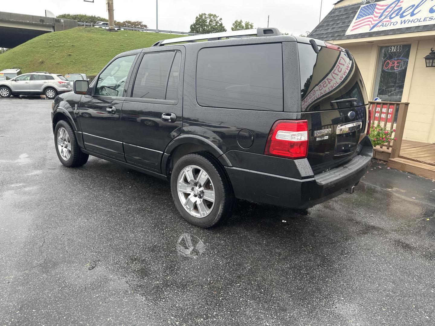 2009 Black Ford Expedition Limited 4WD (1FMFU20599E) with an 5.4L V8 SOHC 16V engine, 6-Speed Automatic transmission, located at 5700 Curlew Drive, Norfolk, VA, 23502, (757) 455-6330, 36.841885, -76.209412 - Photo#1