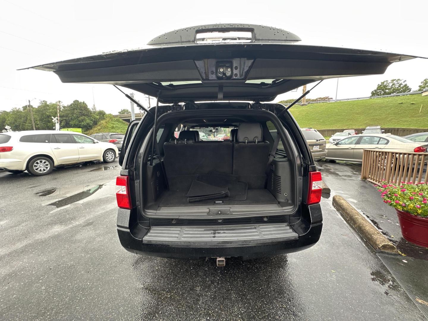 2009 Black Ford Expedition Limited 4WD (1FMFU20599E) with an 5.4L V8 SOHC 16V engine, 6-Speed Automatic transmission, located at 5700 Curlew Drive, Norfolk, VA, 23502, (757) 455-6330, 36.841885, -76.209412 - Photo#12