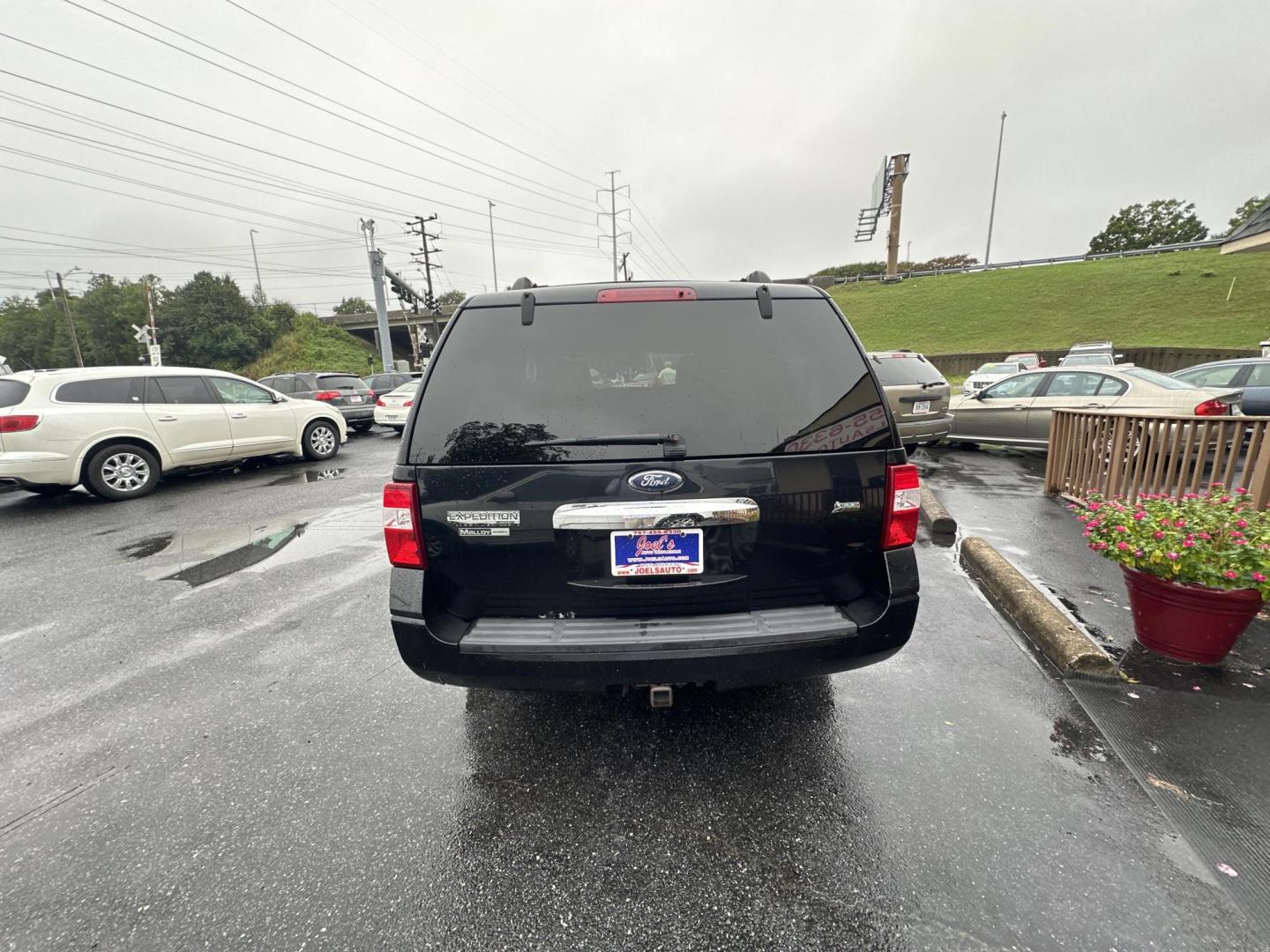 2009 Black Ford Expedition Limited 4WD (1FMFU20599E) with an 5.4L V8 SOHC 16V engine, 6-Speed Automatic transmission, located at 5700 Curlew Drive, Norfolk, VA, 23502, (757) 455-6330, 36.841885, -76.209412 - Photo#2