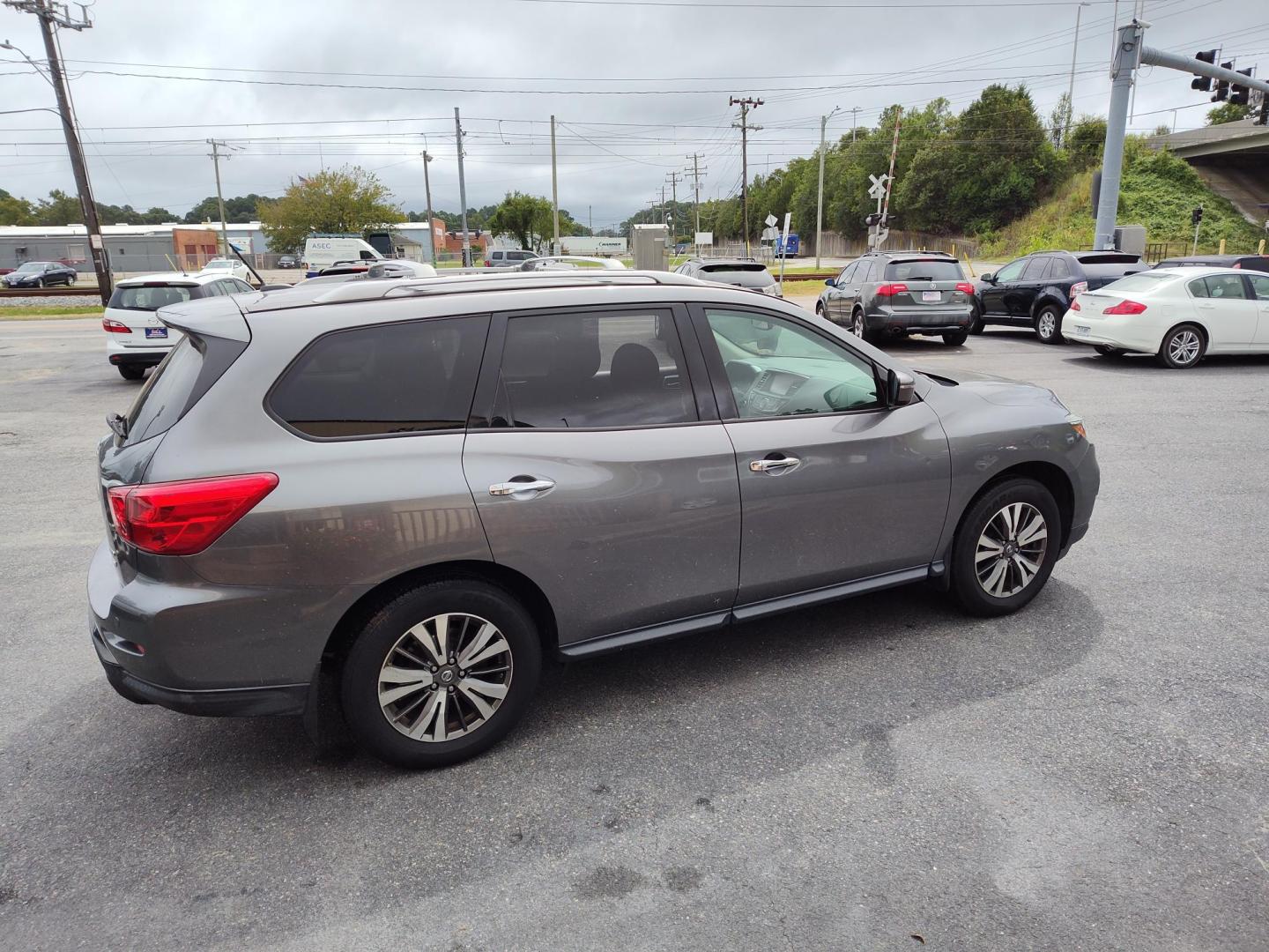 2017 Gray Nissan Pathfinder Platinum 4WD (5N1DR2MM4HC) with an 3.5L V6 DOHC 24V engine, CVT transmission, located at 5700 Curlew Drive, Norfolk, VA, 23502, (757) 455-6330, 36.841885, -76.209412 - Photo#14