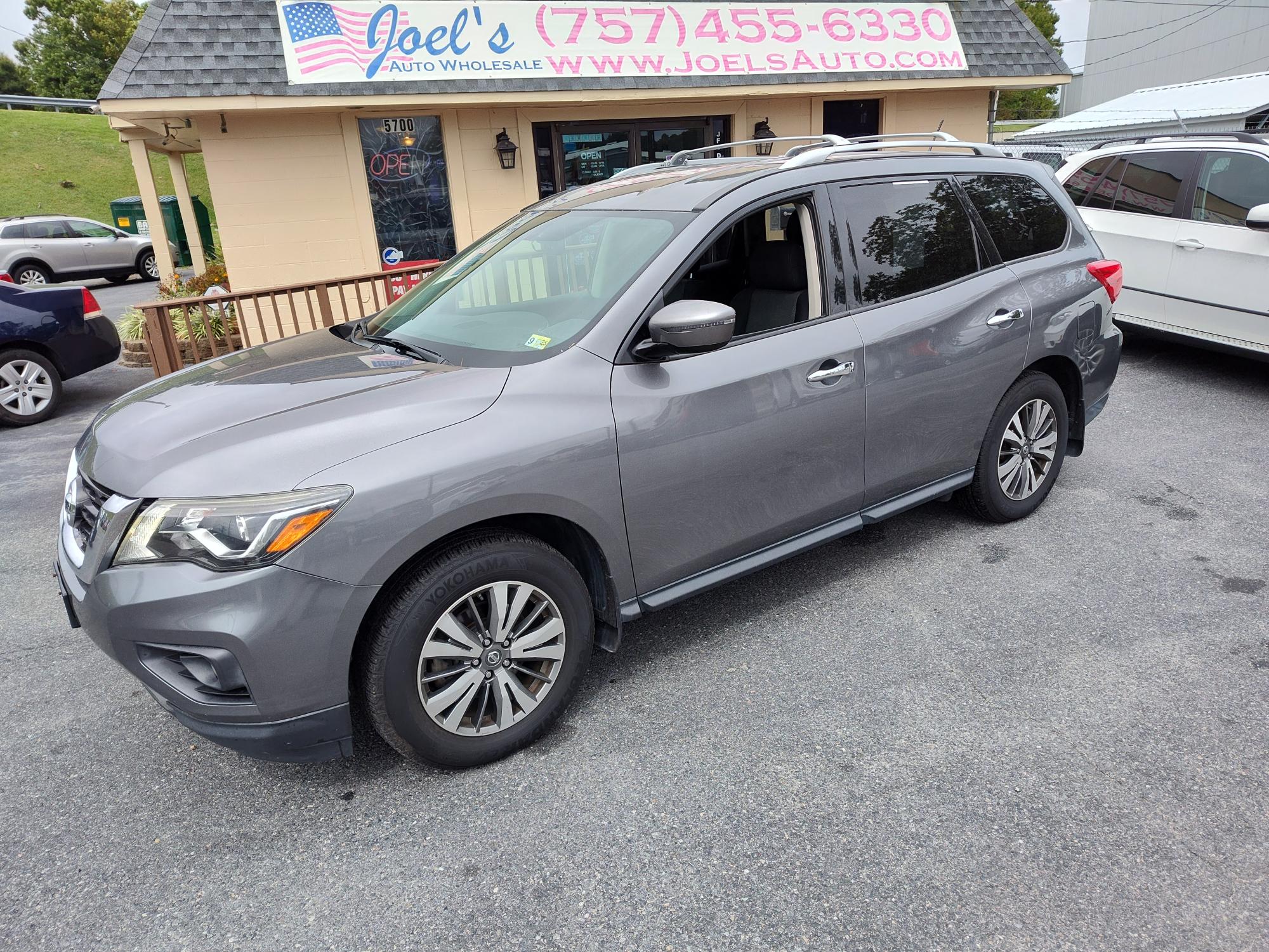 photo of 2017 Nissan Pathfinder Platinum 4WD