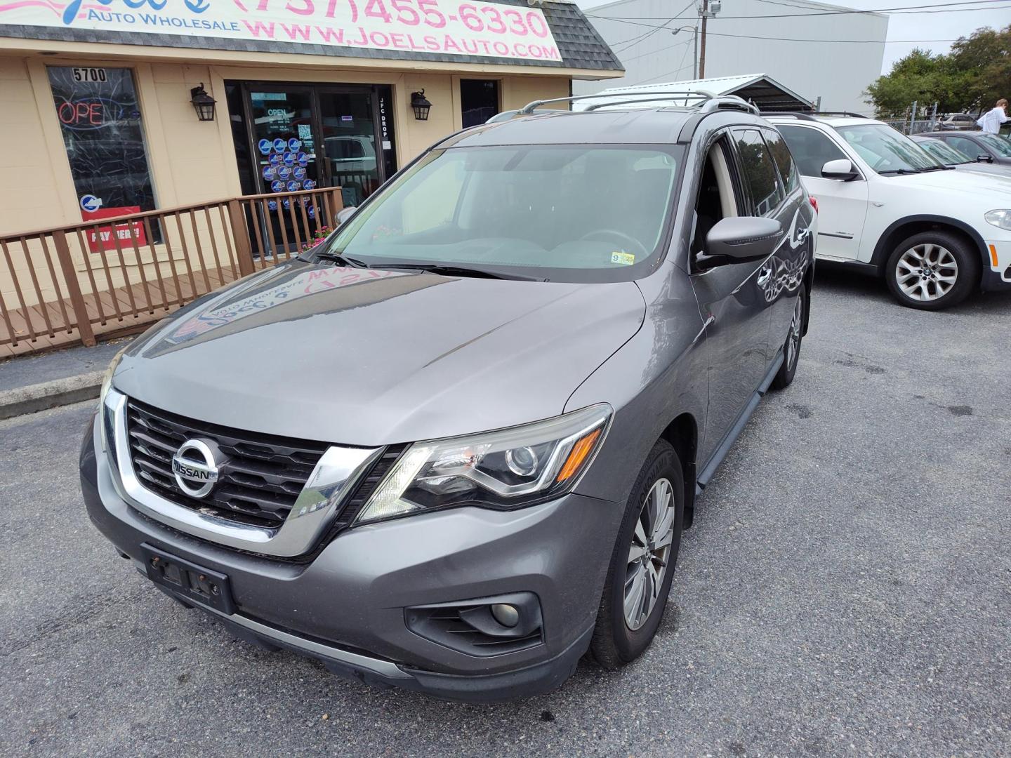 2017 Gray Nissan Pathfinder Platinum 4WD (5N1DR2MM4HC) with an 3.5L V6 DOHC 24V engine, CVT transmission, located at 5700 Curlew Drive, Norfolk, VA, 23502, (757) 455-6330, 36.841885, -76.209412 - Photo#4