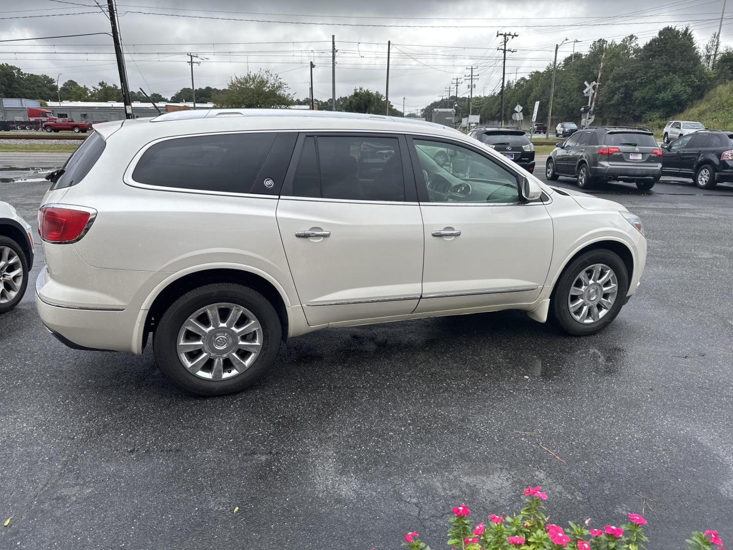 2014 WHITE Buick Enclave Premium AWD (5GAKVCKD0EJ) with an 3.6L V6 DOHC 24V engine, 6-Speed Automatic Overdrive transmission, located at 5700 Curlew Drive, Norfolk, VA, 23502, (757) 455-6330, 36.841885, -76.209412 - Photo#2