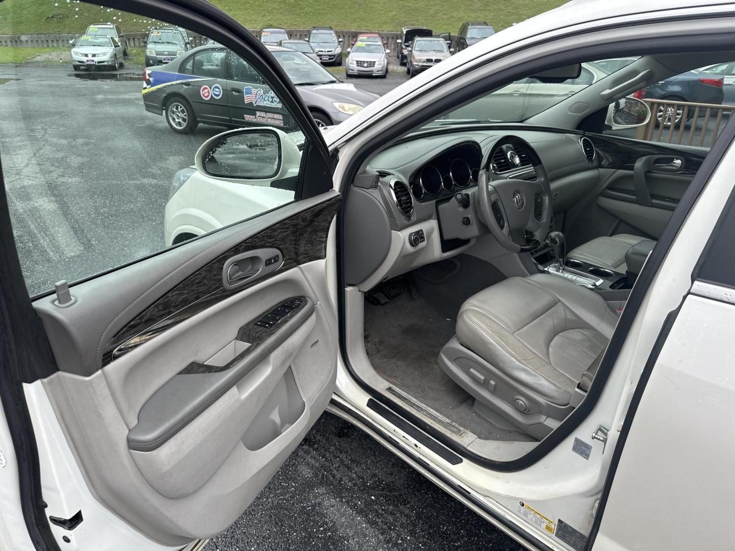 2014 WHITE Buick Enclave Premium AWD (5GAKVCKD0EJ) with an 3.6L V6 DOHC 24V engine, 6-Speed Automatic Overdrive transmission, located at 5700 Curlew Drive, Norfolk, VA, 23502, (757) 455-6330, 36.841885, -76.209412 - Photo#4