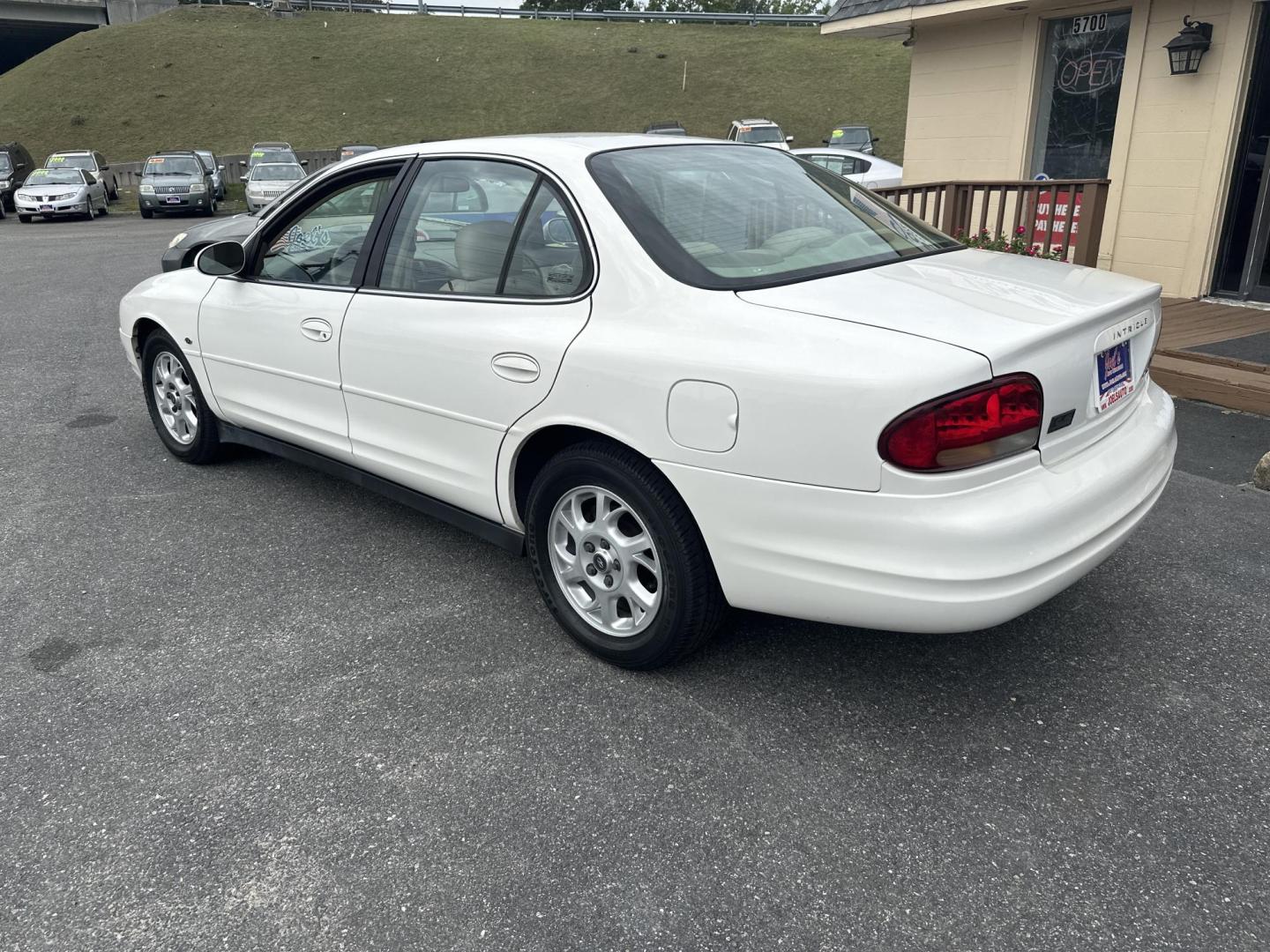 2001 WHITE Oldsmobile Intrigue GL (1G3WS52H01F) with an 3.5L V6 DOHC 24V engine, 4-Speed Automatic Overdrive transmission, located at 5700 Curlew Drive, Norfolk, VA, 23502, (757) 455-6330, 36.841885, -76.209412 - Photo#1