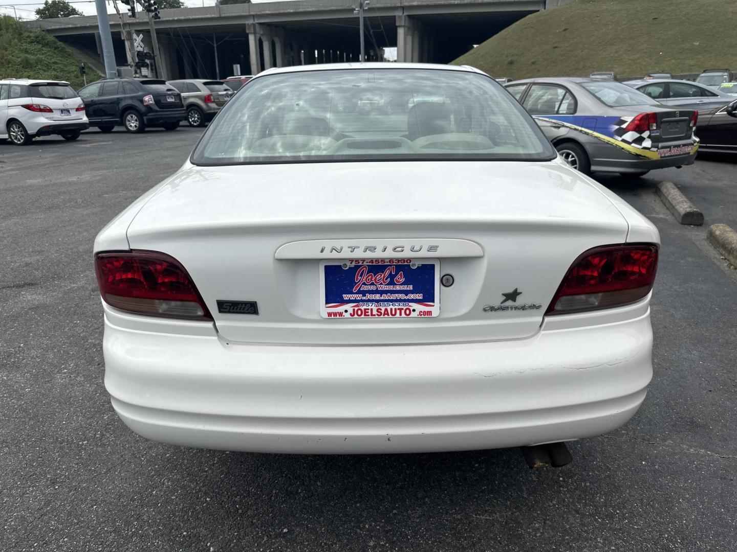 2001 WHITE Oldsmobile Intrigue GL (1G3WS52H01F) with an 3.5L V6 DOHC 24V engine, 4-Speed Automatic Overdrive transmission, located at 5700 Curlew Drive, Norfolk, VA, 23502, (757) 455-6330, 36.841885, -76.209412 - Photo#2