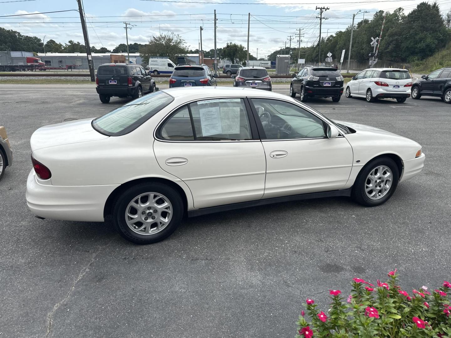 2001 WHITE Oldsmobile Intrigue GL (1G3WS52H01F) with an 3.5L V6 DOHC 24V engine, 4-Speed Automatic Overdrive transmission, located at 5700 Curlew Drive, Norfolk, VA, 23502, (757) 455-6330, 36.841885, -76.209412 - Photo#3