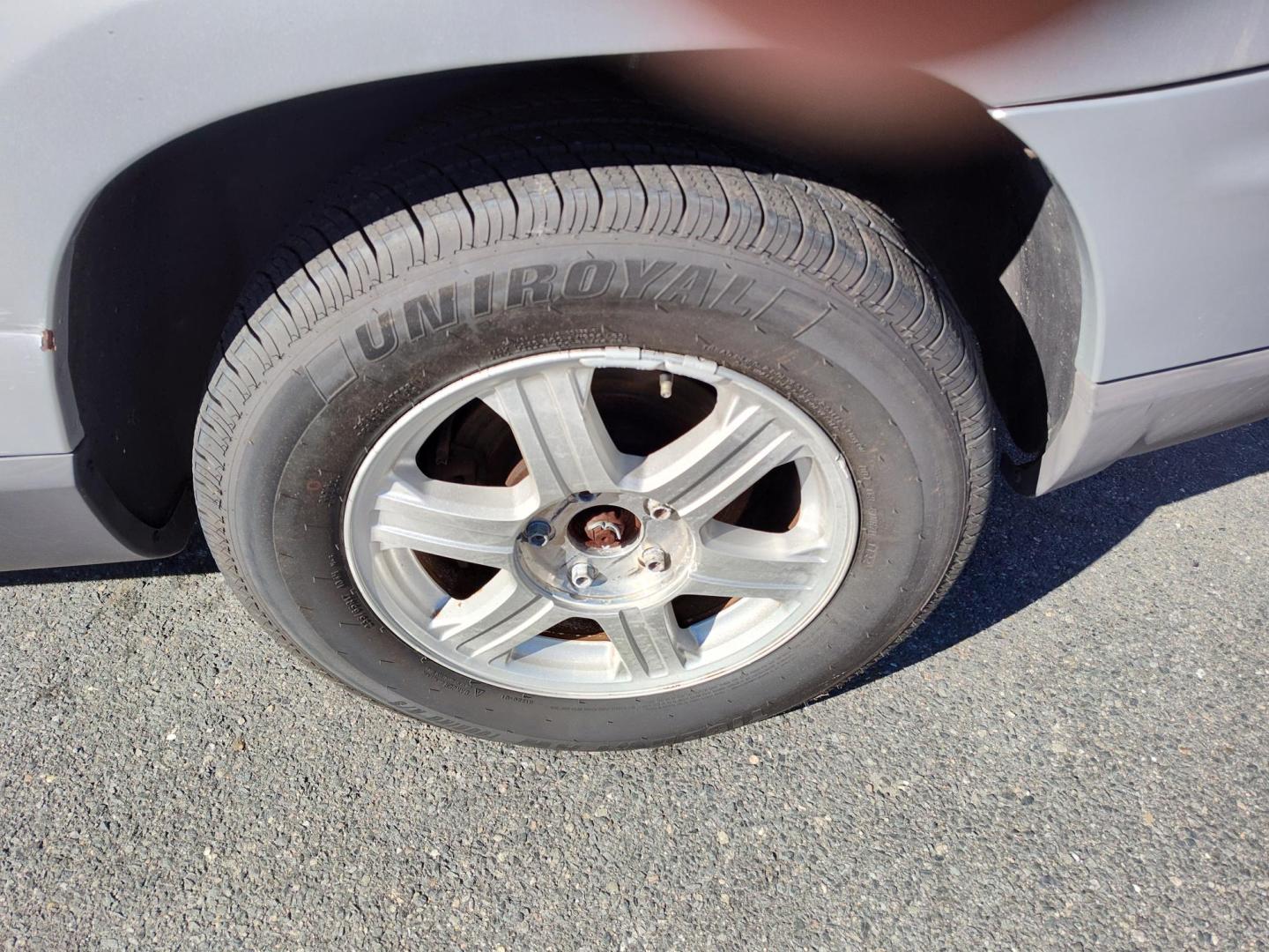 2006 Silver Chrysler Pacifica Touring AWD (2A4GF68466R) with an 3.5L V6 SOHC 24V engine, 4-Speed Automatic Overdrive transmission, located at 5700 Curlew Drive, Norfolk, VA, 23502, (757) 455-6330, 36.841885, -76.209412 - Photo#11