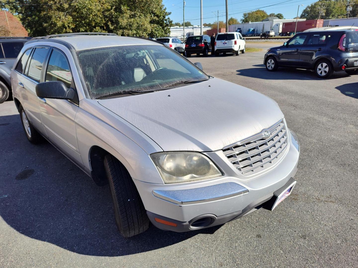 2006 Silver Chrysler Pacifica Touring AWD (2A4GF68466R) with an 3.5L V6 SOHC 24V engine, 4-Speed Automatic Overdrive transmission, located at 5700 Curlew Drive, Norfolk, VA, 23502, (757) 455-6330, 36.841885, -76.209412 - Photo#4