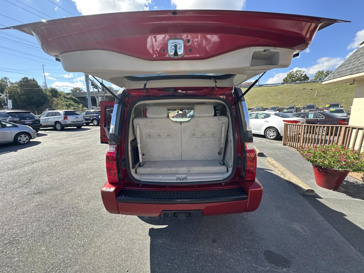 2006 Red Jeep Commander Limited 4WD (1J8HG58N76C) with an 4.7L V8 SOHC 16V engine, 5-Speed Automatic Overdrive transmission, located at 5700 Curlew Drive, Norfolk, VA, 23502, (757) 455-6330, 36.841885, -76.209412 - Photo#12