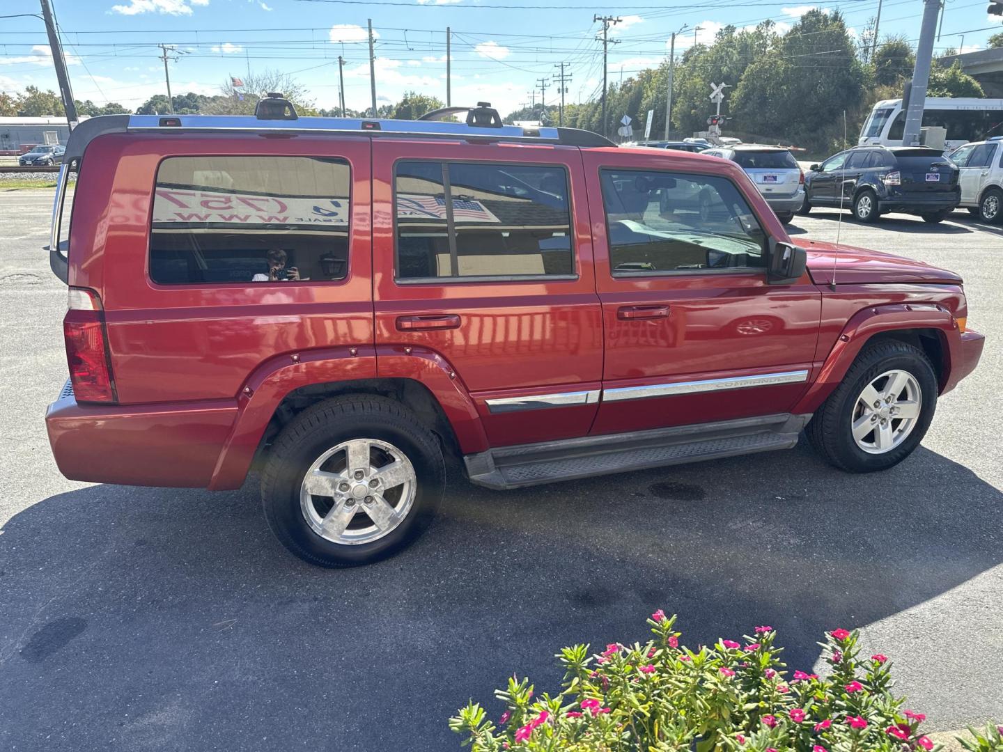 2006 Red Jeep Commander Limited 4WD (1J8HG58N76C) with an 4.7L V8 SOHC 16V engine, 5-Speed Automatic Overdrive transmission, located at 5700 Curlew Drive, Norfolk, VA, 23502, (757) 455-6330, 36.841885, -76.209412 - Photo#3