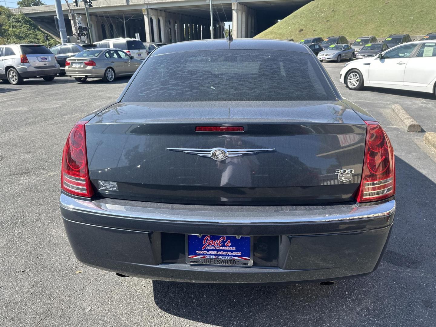 2008 Grey Chrysler 300 C (2C3KA63H78H) with an 5.7L V8 OHV 16V engine, 5-Speed Automatic Overdrive transmission, located at 5700 Curlew Drive, Norfolk, VA, 23502, (757) 455-6330, 36.841885, -76.209412 - Photo#2