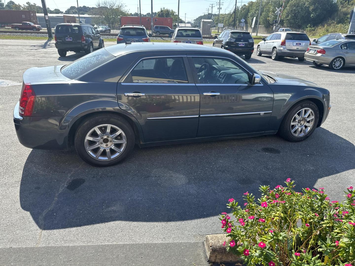 2008 Grey Chrysler 300 C (2C3KA63H78H) with an 5.7L V8 OHV 16V engine, 5-Speed Automatic Overdrive transmission, located at 5700 Curlew Drive, Norfolk, VA, 23502, (757) 455-6330, 36.841885, -76.209412 - Photo#3