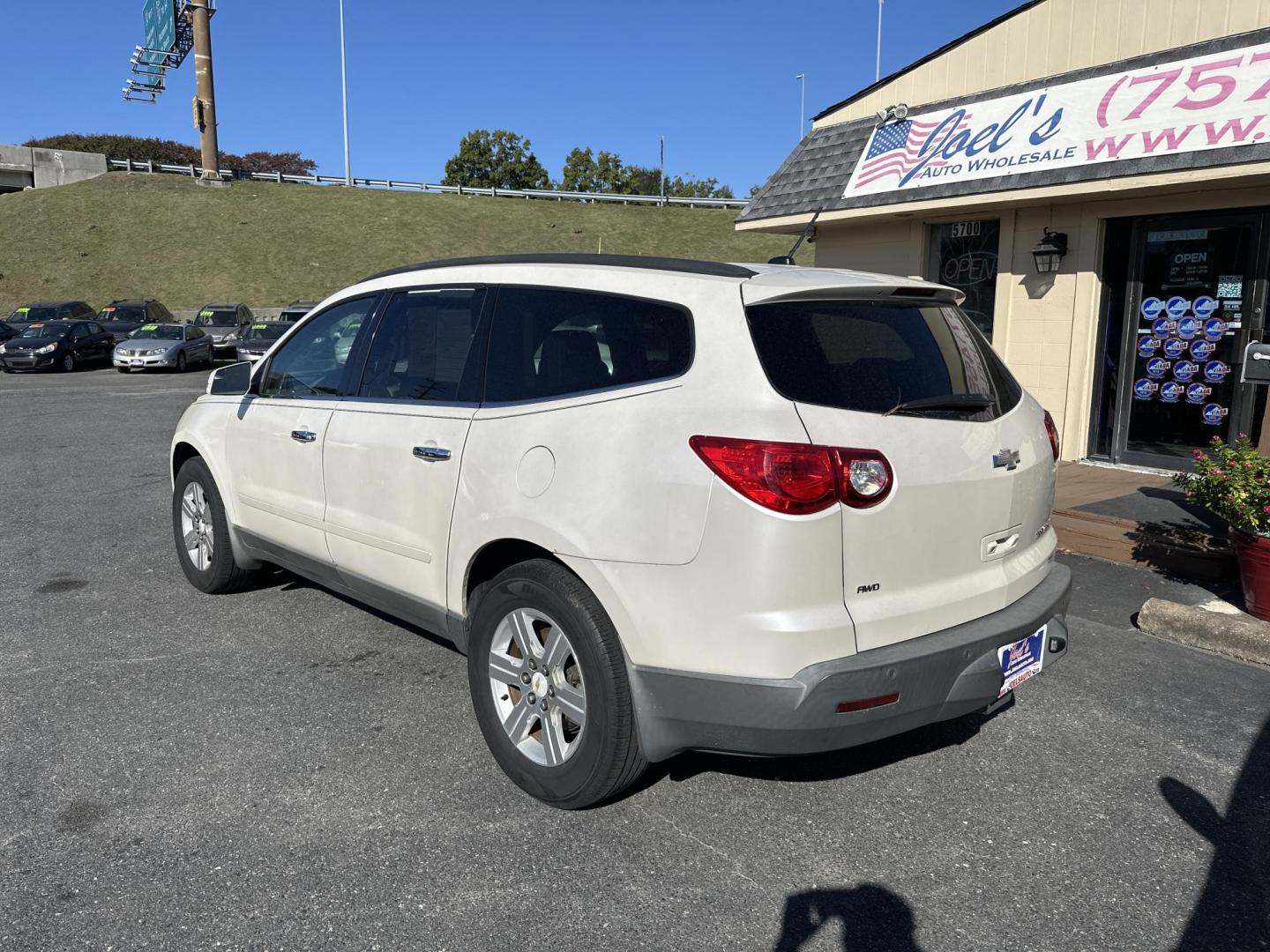 2011 WHITE Chevrolet Traverse LT AWD (1GNKVGED9BJ) with an 3.6L V6 DOHC 24V engine, 6-Speed Automatic transmission, located at 5700 Curlew Drive, Norfolk, VA, 23502, (757) 455-6330, 36.841885, -76.209412 - See picture of VA rejection and CASH priced as posted on the windshield...this is the wholesale to the public price offering prior to sending to auction...NO FINANCE options on this unit....no dealer warranty or service contract and dealer is not arranging or coordinating repairs at this price. - Photo#1