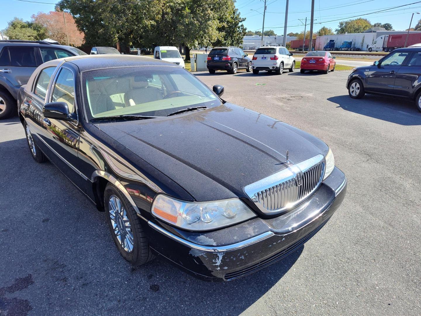 2008 Black Lincoln Town Car Signature Limited (2LNHM82W48X) with an 4.6L V8 SOHC 16V engine, 4-Speed Automatic Overdrive transmission, located at 5700 Curlew Drive, Norfolk, VA, 23502, (757) 455-6330, 36.841885, -76.209412 - Photo#4