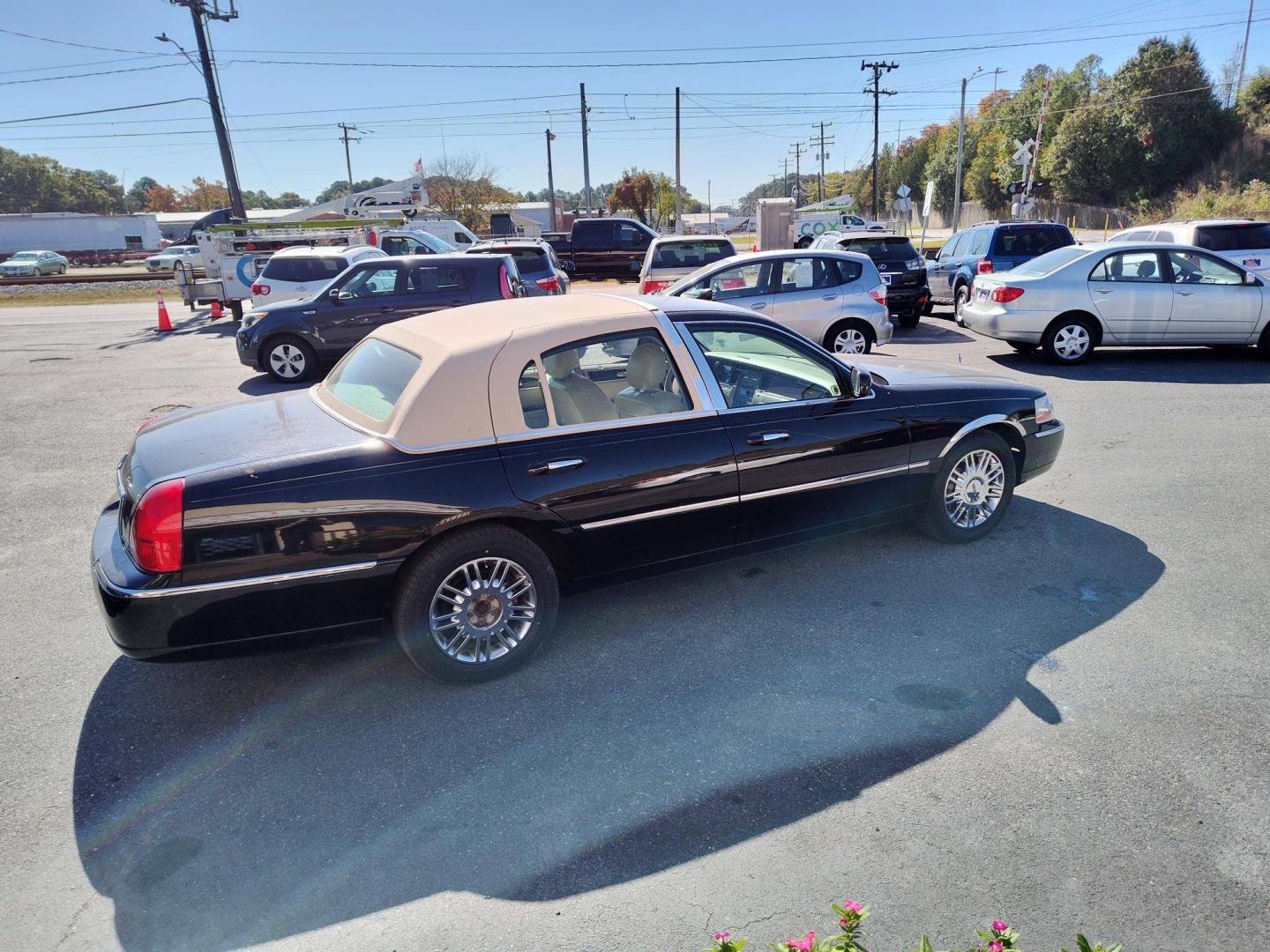 2008 Black Lincoln Town Car Signature Limited (2LNHM82W48X) with an 4.6L V8 SOHC 16V engine, 4-Speed Automatic Overdrive transmission, located at 5700 Curlew Drive, Norfolk, VA, 23502, (757) 455-6330, 36.841885, -76.209412 - Photo#13