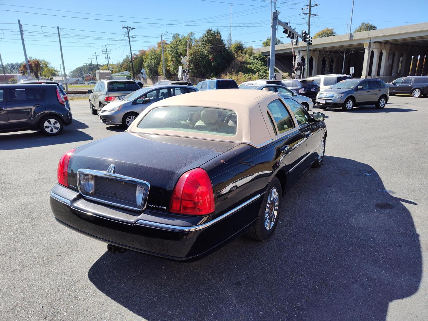 2008 Black Lincoln Town Car Signature Limited (2LNHM82W48X) with an 4.6L V8 SOHC 16V engine, 4-Speed Automatic Overdrive transmission, located at 5700 Curlew Drive, Norfolk, VA, 23502, (757) 455-6330, 36.841885, -76.209412 - Photo#12