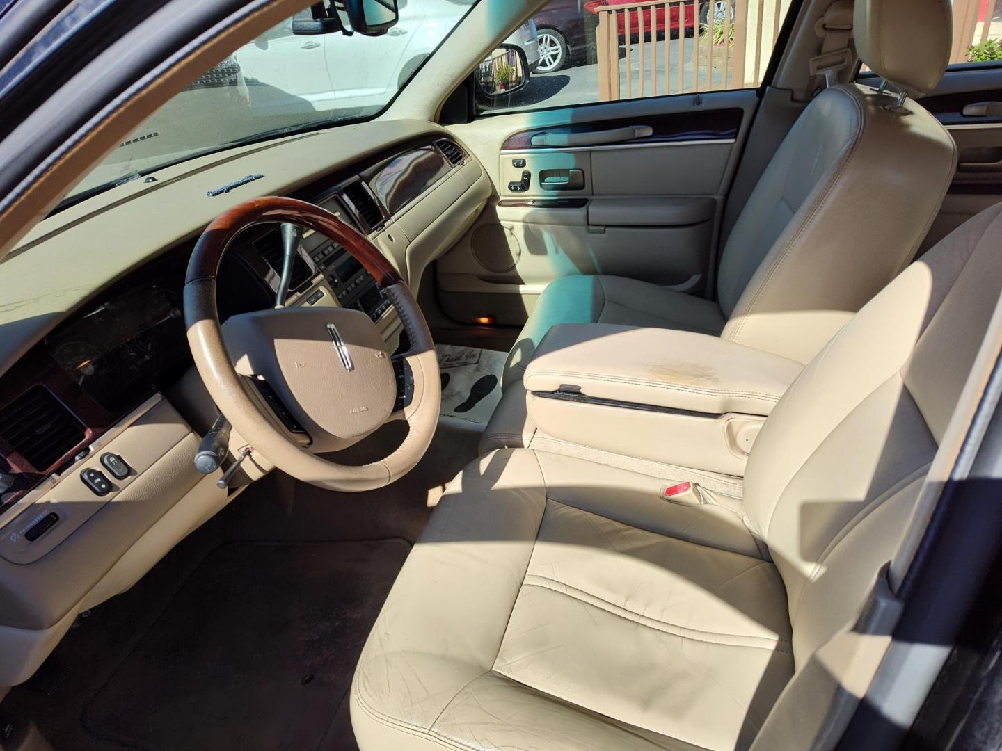 2008 Black Lincoln Town Car Signature Limited (2LNHM82W48X) with an 4.6L V8 SOHC 16V engine, 4-Speed Automatic Overdrive transmission, located at 5700 Curlew Drive, Norfolk, VA, 23502, (757) 455-6330, 36.841885, -76.209412 - Photo#6