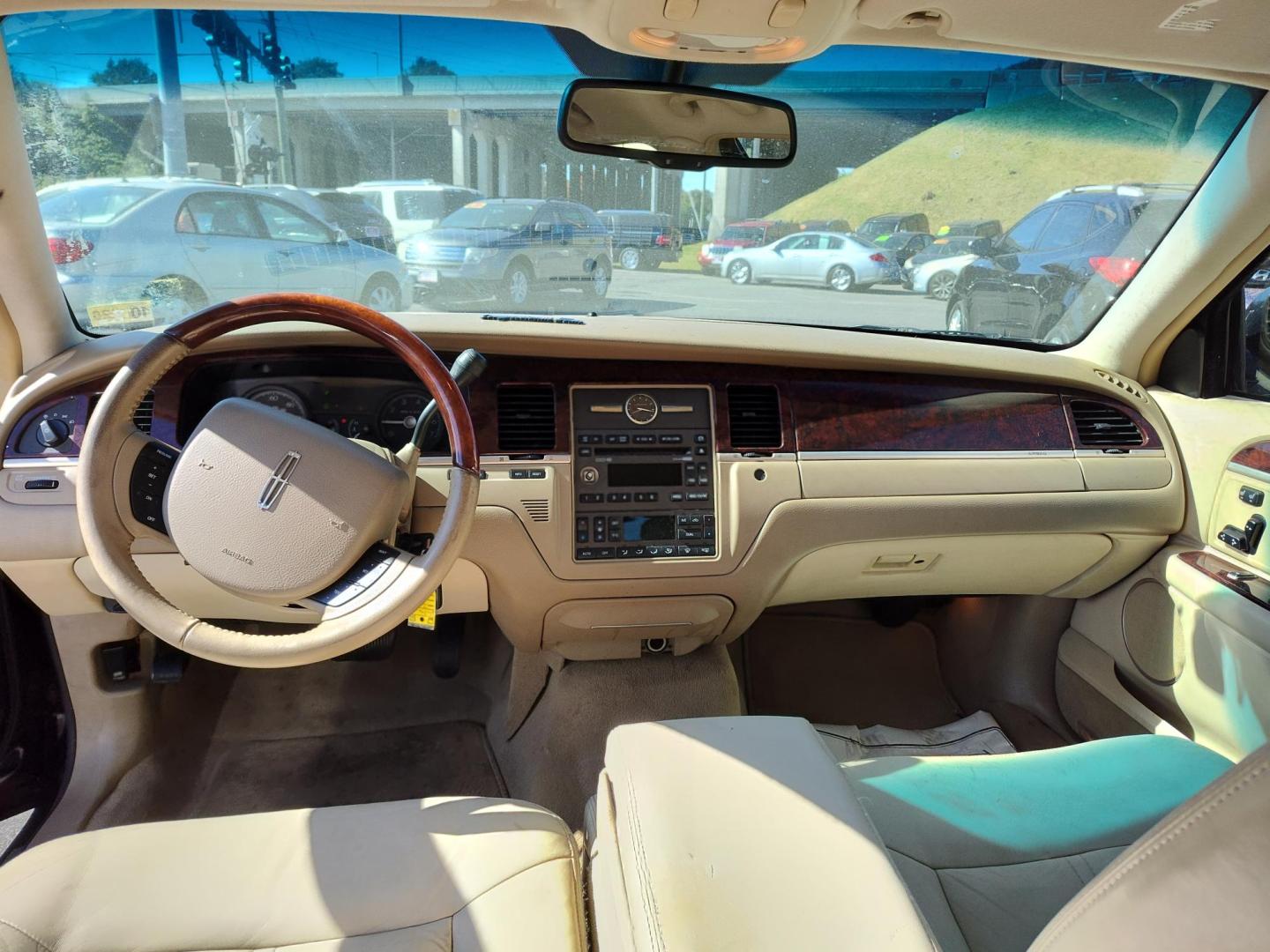 2008 Black Lincoln Town Car Signature Limited (2LNHM82W48X) with an 4.6L V8 SOHC 16V engine, 4-Speed Automatic Overdrive transmission, located at 5700 Curlew Drive, Norfolk, VA, 23502, (757) 455-6330, 36.841885, -76.209412 - Photo#8