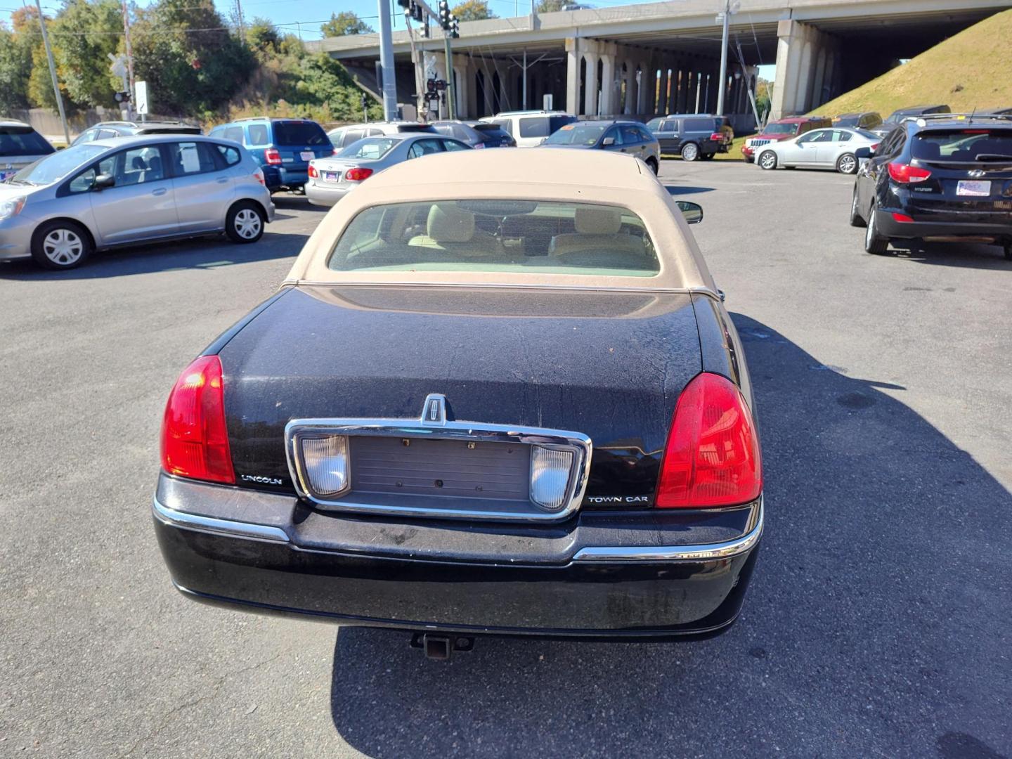 2008 Black Lincoln Town Car Signature Limited (2LNHM82W48X) with an 4.6L V8 SOHC 16V engine, 4-Speed Automatic Overdrive transmission, located at 5700 Curlew Drive, Norfolk, VA, 23502, (757) 455-6330, 36.841885, -76.209412 - Photo#11