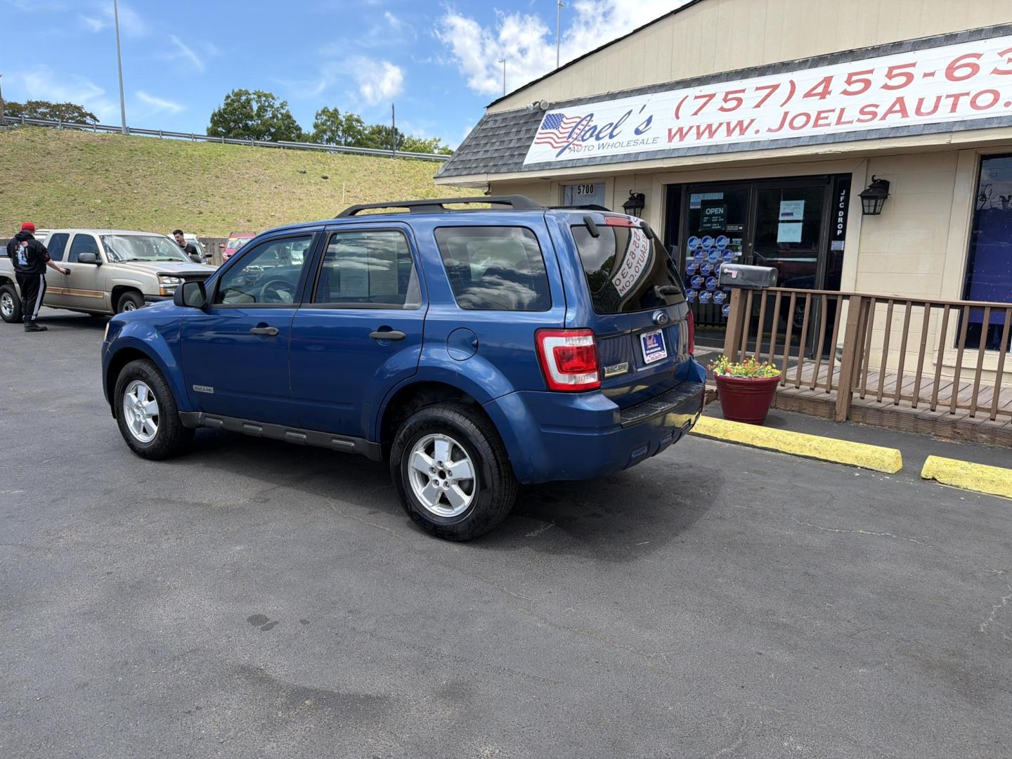 2008 Blue Ford Escape XLS 2WD AT (1FMCU02Z58K) with an 2.3L L4 DOHC 16V engine, 4-Speed Automatic Overdrive transmission, located at 5700 Curlew Drive, Norfolk, VA, 23502, (757) 455-6330, 36.841885, -76.209412 - Photo#1