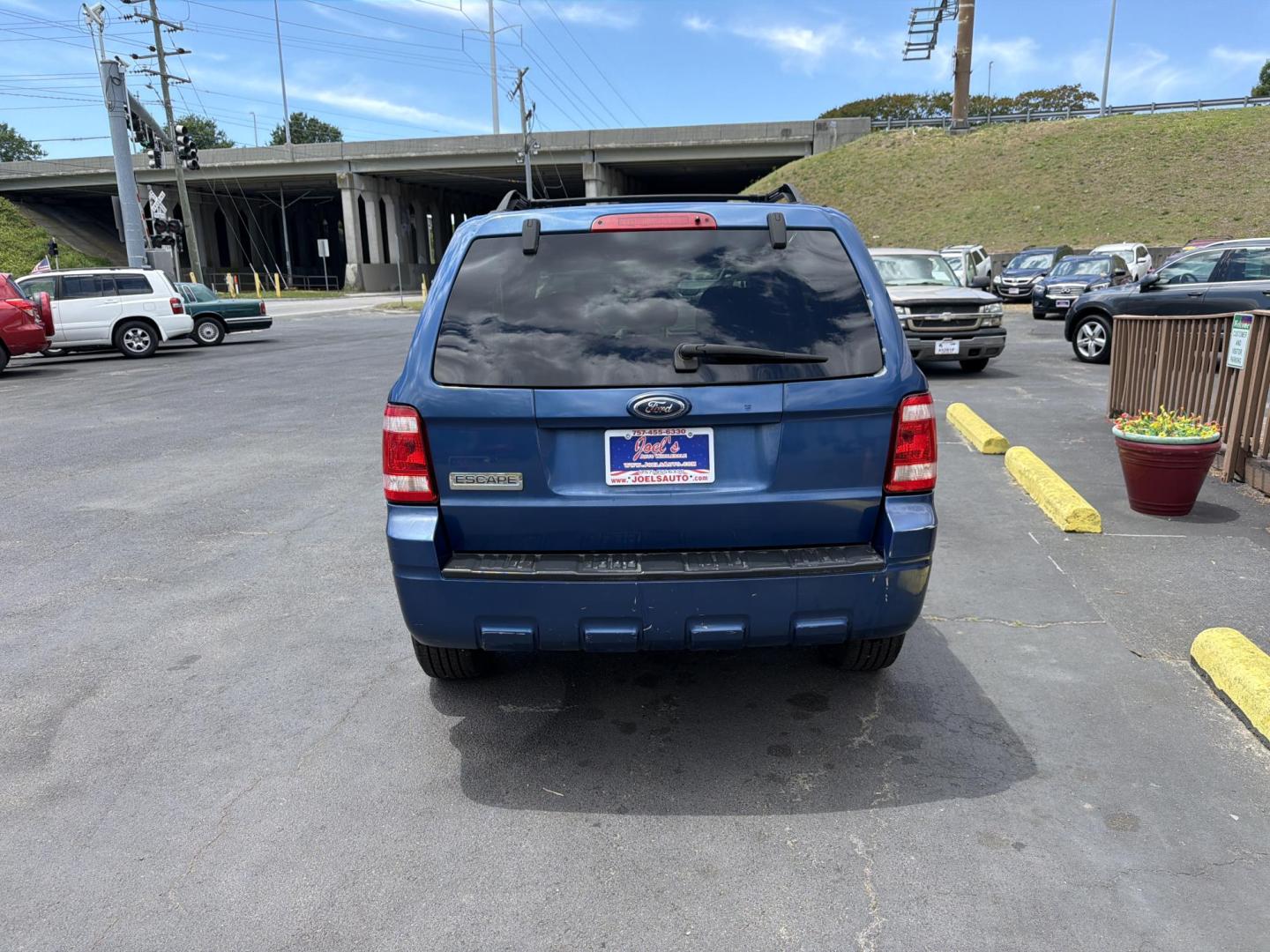 2008 Blue Ford Escape XLS 2WD AT (1FMCU02Z58K) with an 2.3L L4 DOHC 16V engine, 4-Speed Automatic Overdrive transmission, located at 5700 Curlew Drive, Norfolk, VA, 23502, (757) 455-6330, 36.841885, -76.209412 - Photo#2