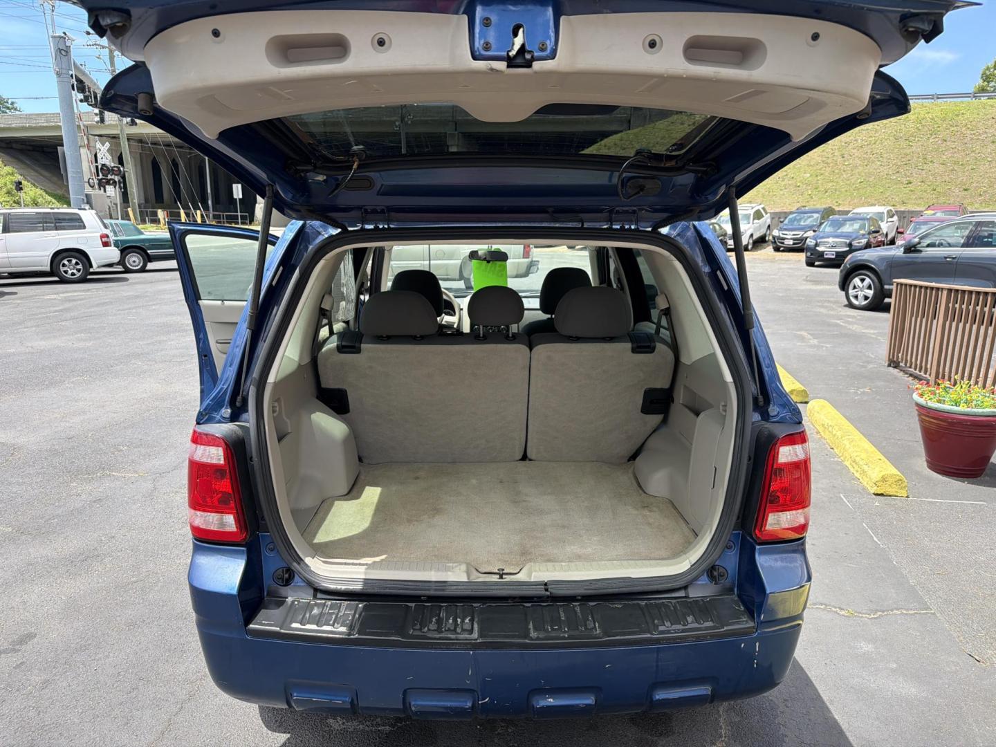 2008 Blue Ford Escape XLS 2WD AT (1FMCU02Z58K) with an 2.3L L4 DOHC 16V engine, 4-Speed Automatic Overdrive transmission, located at 5700 Curlew Drive, Norfolk, VA, 23502, (757) 455-6330, 36.841885, -76.209412 - Photo#9