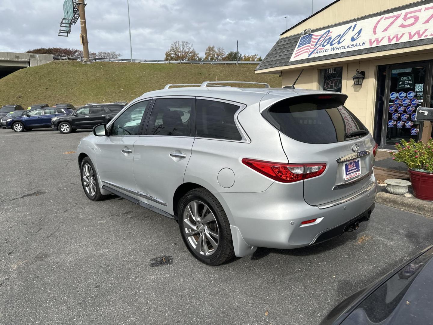 2015 Silver Infiniti QX60 Base AWD (5N1AL0MM7FC) with an 3.5L V6 DOHC 24V engine, Continuously Variable Transmission transmission, located at 5700 Curlew Drive, Norfolk, VA, 23502, (757) 455-6330, 36.841885, -76.209412 - Photo#1