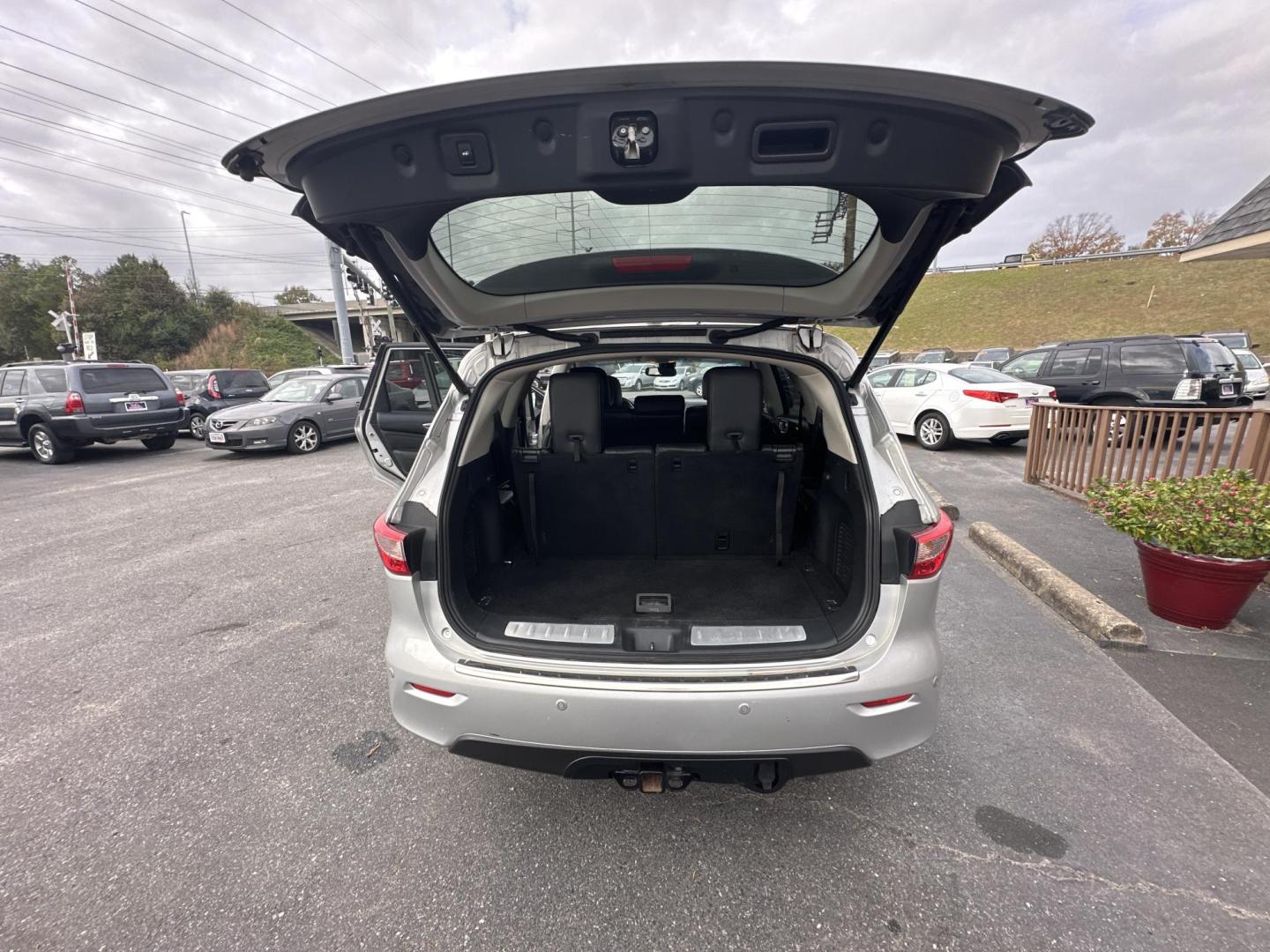 2015 Silver Infiniti QX60 Base AWD (5N1AL0MM7FC) with an 3.5L V6 DOHC 24V engine, Continuously Variable Transmission transmission, located at 5700 Curlew Drive, Norfolk, VA, 23502, (757) 455-6330, 36.841885, -76.209412 - Photo#11