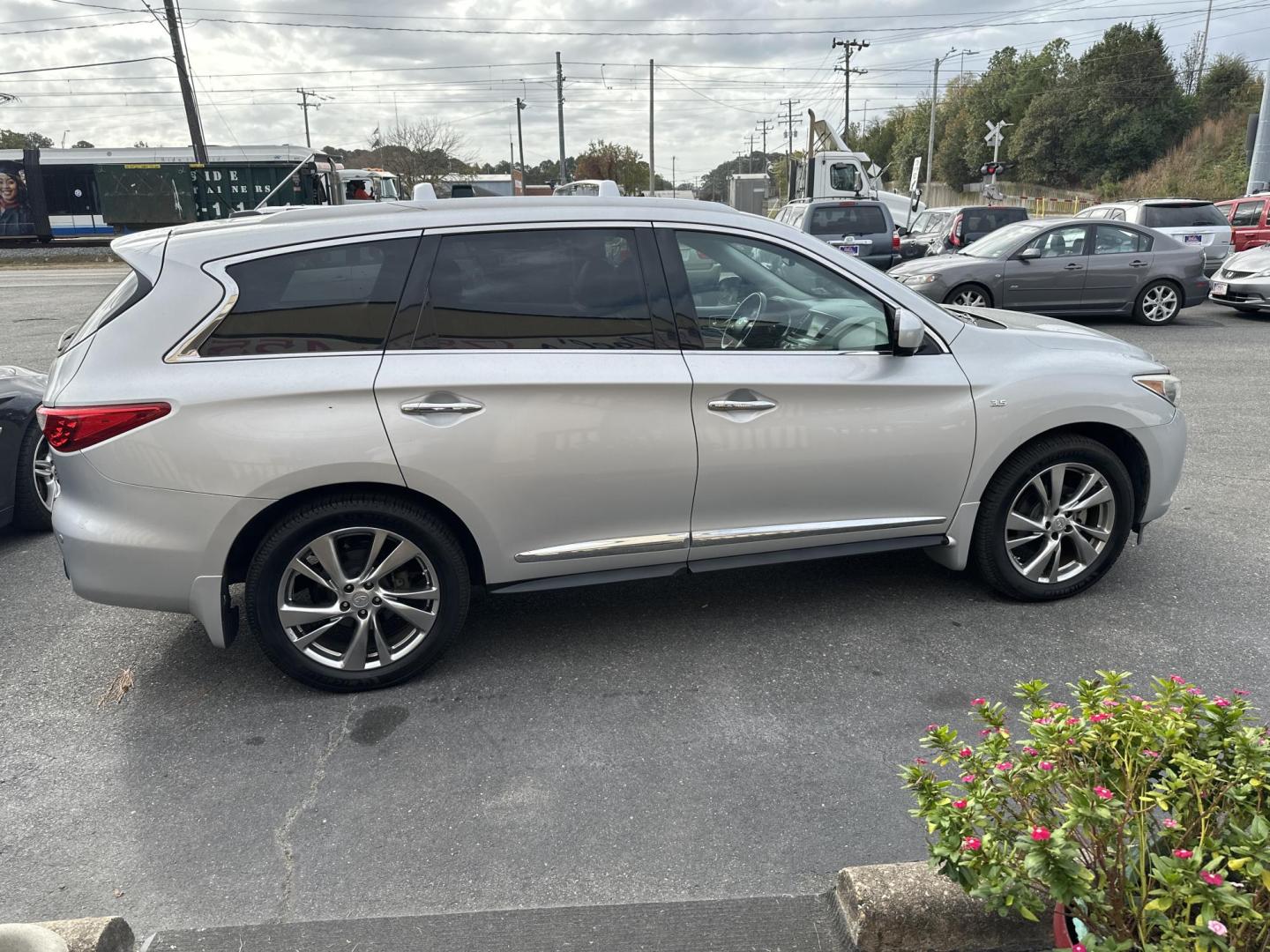 2015 Silver Infiniti QX60 Base AWD (5N1AL0MM7FC) with an 3.5L V6 DOHC 24V engine, Continuously Variable Transmission transmission, located at 5700 Curlew Drive, Norfolk, VA, 23502, (757) 455-6330, 36.841885, -76.209412 - Photo#3