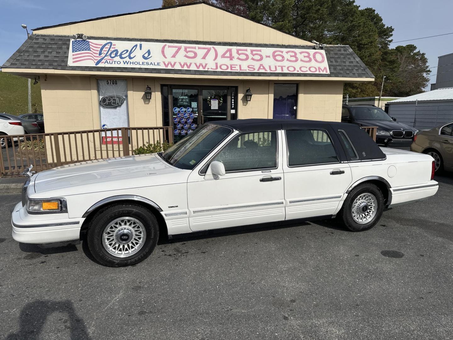 1996 Lincoln Town Car Executive (1LNLM81W5TY) with an 4.6L V8 SOHC 16V engine, 4-Speed Automatic Overdrive transmission, located at 5700 Curlew Drive, Norfolk, VA, 23502, (757) 455-6330, 36.841885, -76.209412 - Photo#0