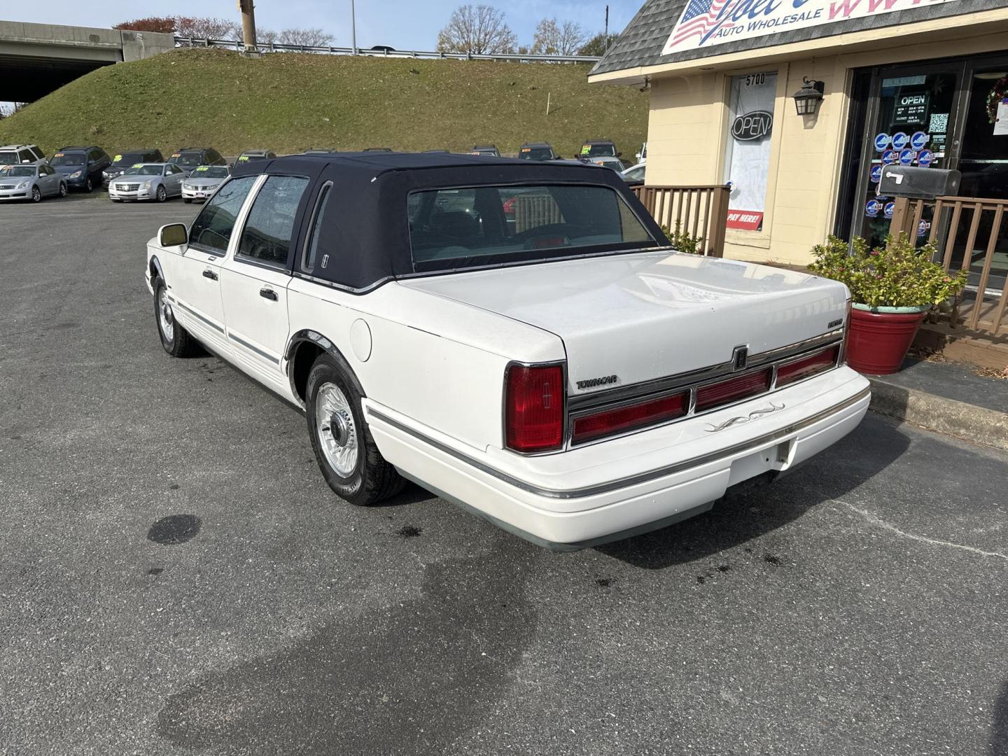 1996 Lincoln Town Car Executive (1LNLM81W5TY) with an 4.6L V8 SOHC 16V engine, 4-Speed Automatic Overdrive transmission, located at 5700 Curlew Drive, Norfolk, VA, 23502, (757) 455-6330, 36.841885, -76.209412 - Photo#1