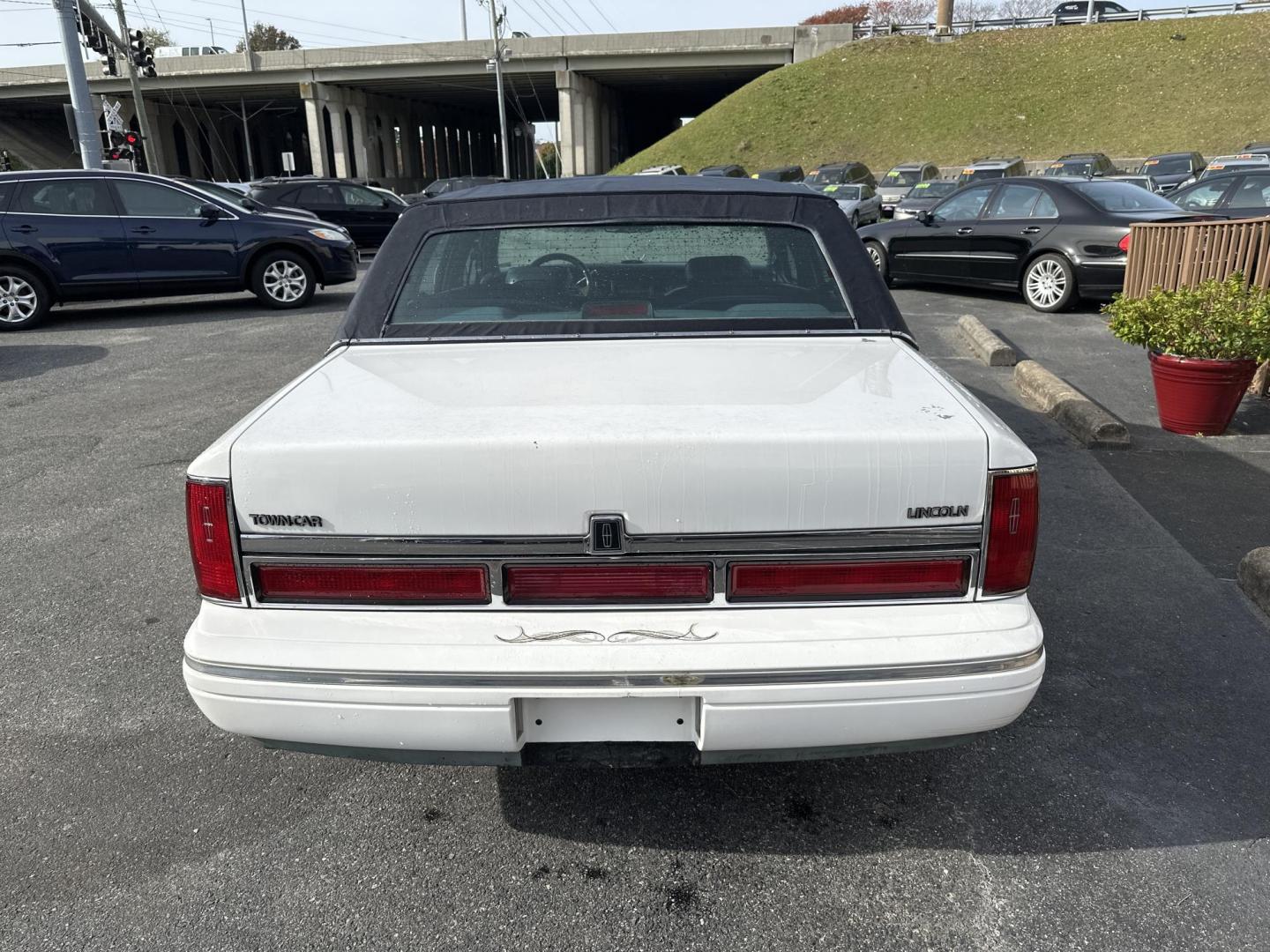 1996 Lincoln Town Car Executive (1LNLM81W5TY) with an 4.6L V8 SOHC 16V engine, 4-Speed Automatic Overdrive transmission, located at 5700 Curlew Drive, Norfolk, VA, 23502, (757) 455-6330, 36.841885, -76.209412 - Photo#2