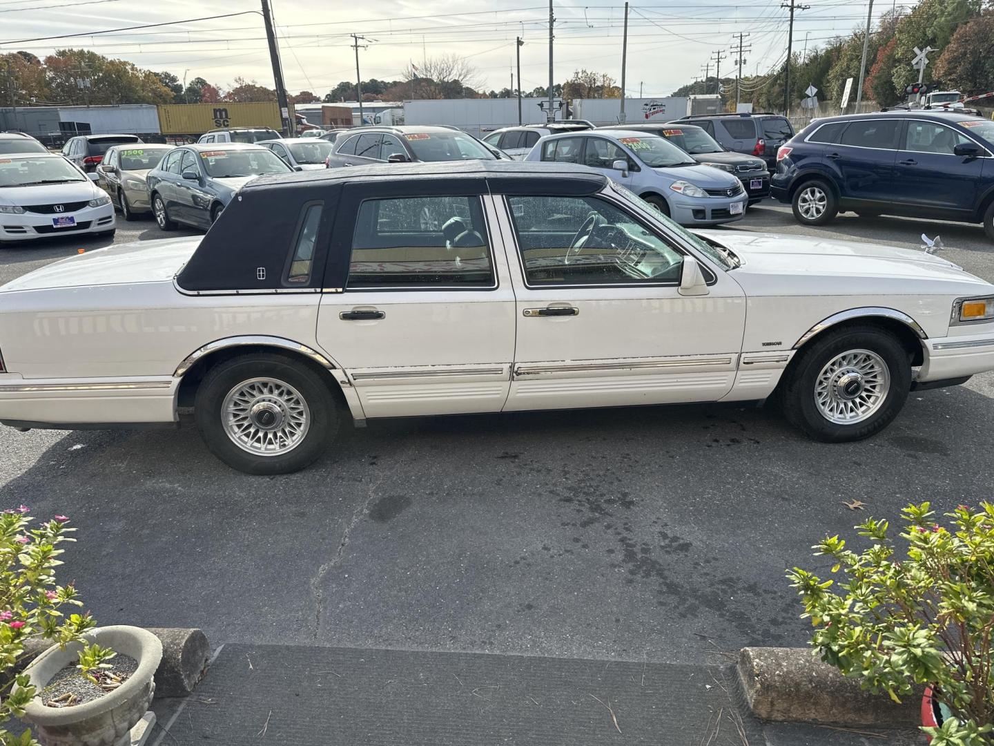 1996 Lincoln Town Car Executive (1LNLM81W5TY) with an 4.6L V8 SOHC 16V engine, 4-Speed Automatic Overdrive transmission, located at 5700 Curlew Drive, Norfolk, VA, 23502, (757) 455-6330, 36.841885, -76.209412 - Photo#3