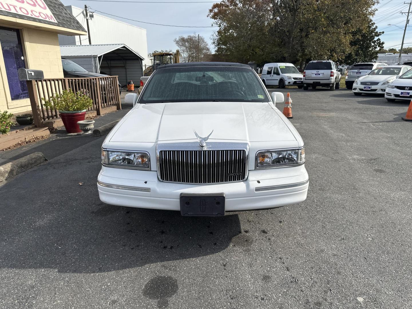 1996 Lincoln Town Car Executive (1LNLM81W5TY) with an 4.6L V8 SOHC 16V engine, 4-Speed Automatic Overdrive transmission, located at 5700 Curlew Drive, Norfolk, VA, 23502, (757) 455-6330, 36.841885, -76.209412 - Photo#4