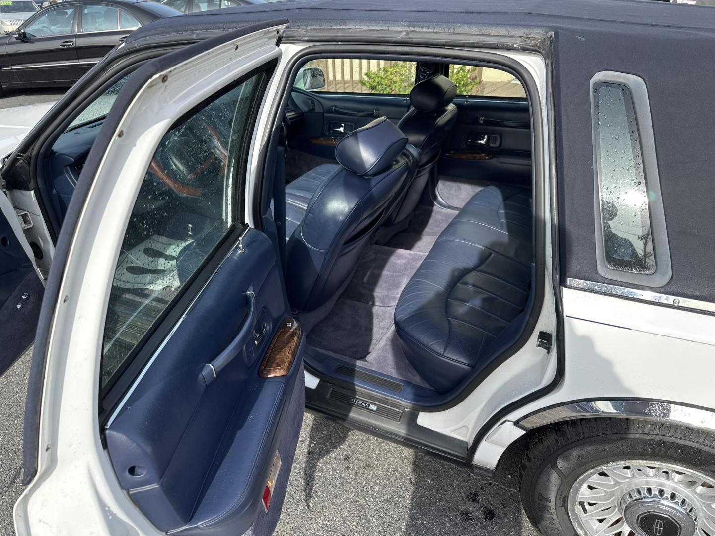 1996 Lincoln Town Car Executive (1LNLM81W5TY) with an 4.6L V8 SOHC 16V engine, 4-Speed Automatic Overdrive transmission, located at 5700 Curlew Drive, Norfolk, VA, 23502, (757) 455-6330, 36.841885, -76.209412 - Photo#7