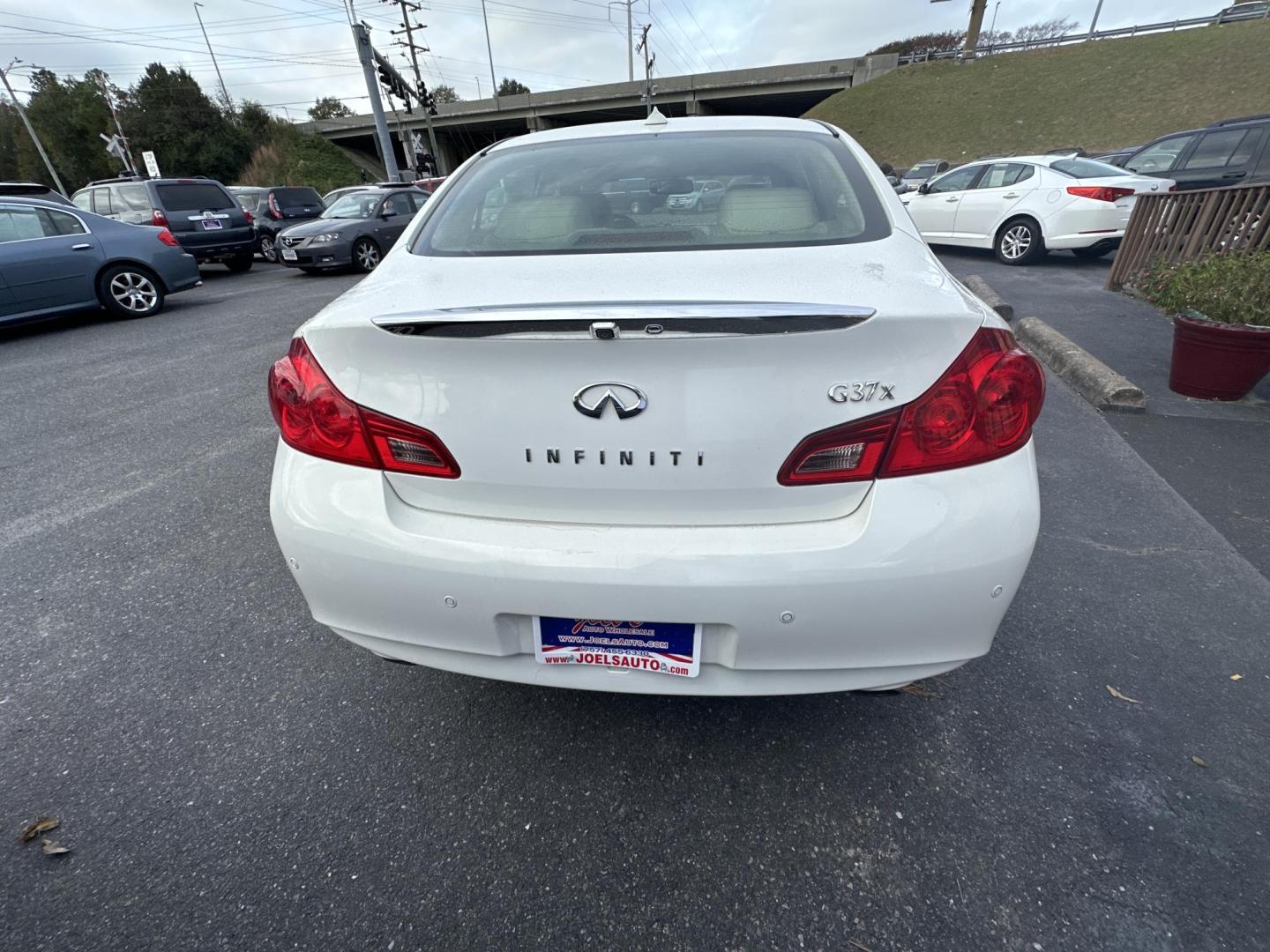 2013 WHITE Infiniti G Sedan 37x AWD (JN1CV6AR8DM) with an 3.7L V6 DOHC 24V engine, 5-Speed Automatic transmission, located at 5700 Curlew Drive, Norfolk, VA, 23502, (757) 455-6330, 36.841885, -76.209412 - Photo#2