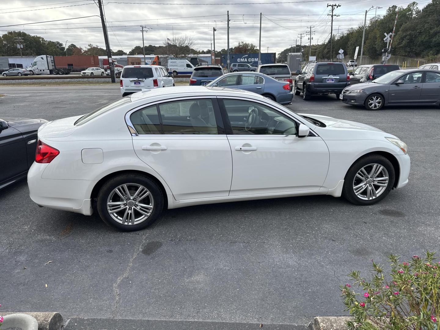 2013 WHITE Infiniti G Sedan 37x AWD (JN1CV6AR8DM) with an 3.7L V6 DOHC 24V engine, 5-Speed Automatic transmission, located at 5700 Curlew Drive, Norfolk, VA, 23502, (757) 455-6330, 36.841885, -76.209412 - Photo#3