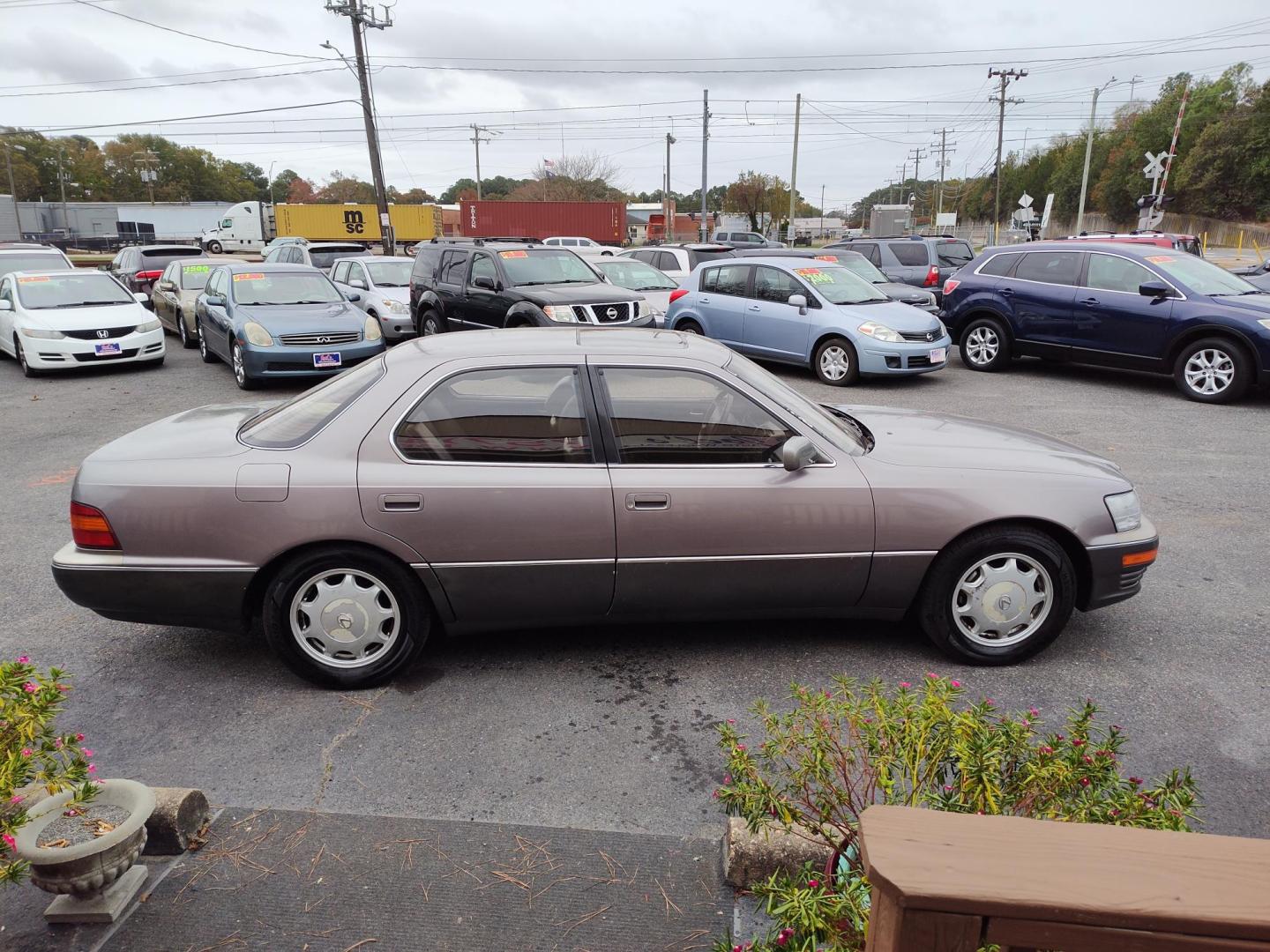 1994 Gray Lexus LS 400 Base (JT8UF11E0R0) with an 4.0L V8 DOHC 24V engine, 4-Speed Automatic Overdrive transmission, located at 5700 Curlew Drive, Norfolk, VA, 23502, (757) 455-6330, 36.841885, -76.209412 - Photo#13