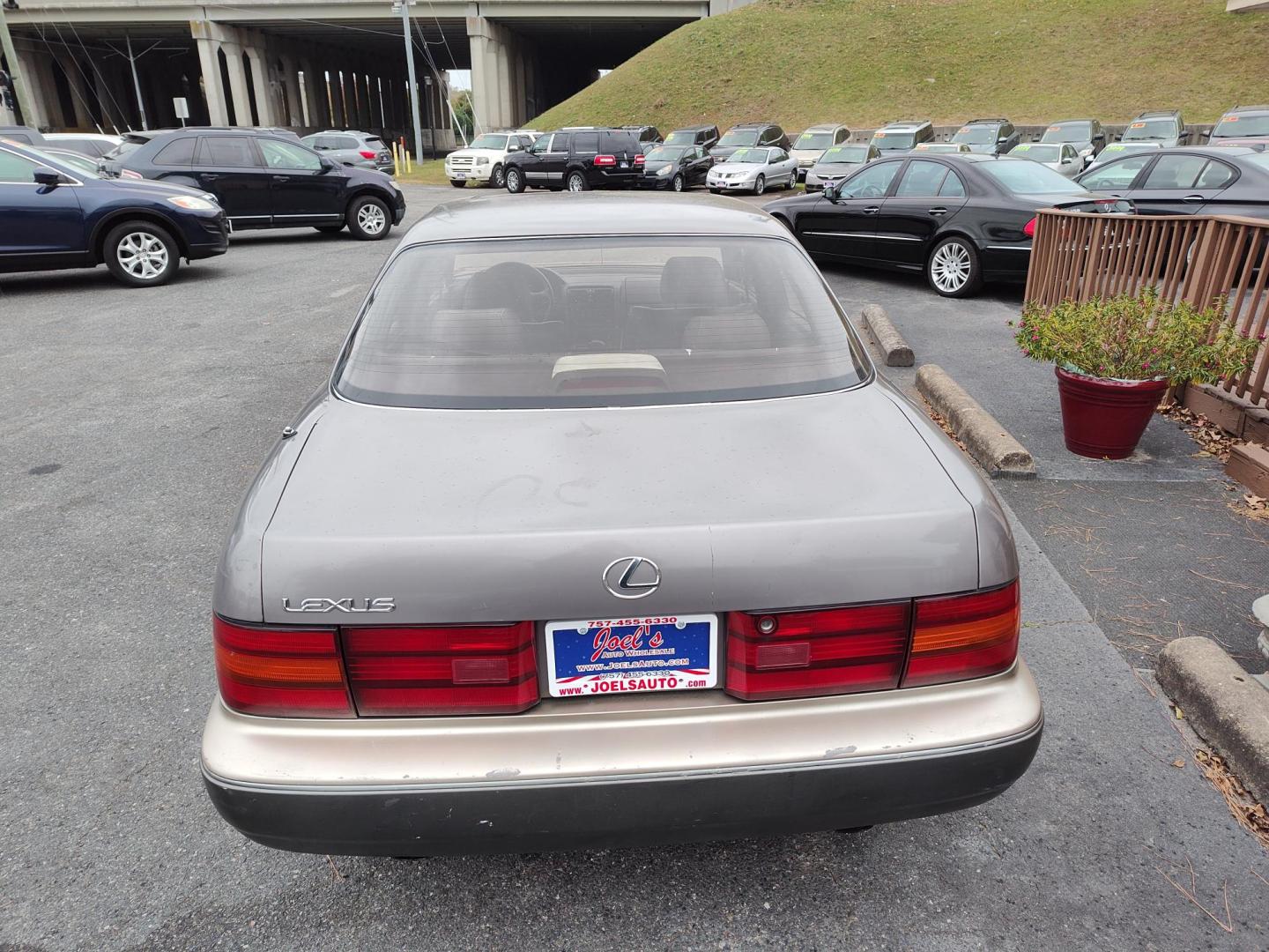 1994 Gray Lexus LS 400 Base (JT8UF11E0R0) with an 4.0L V8 DOHC 24V engine, 4-Speed Automatic Overdrive transmission, located at 5700 Curlew Drive, Norfolk, VA, 23502, (757) 455-6330, 36.841885, -76.209412 - Photo#11