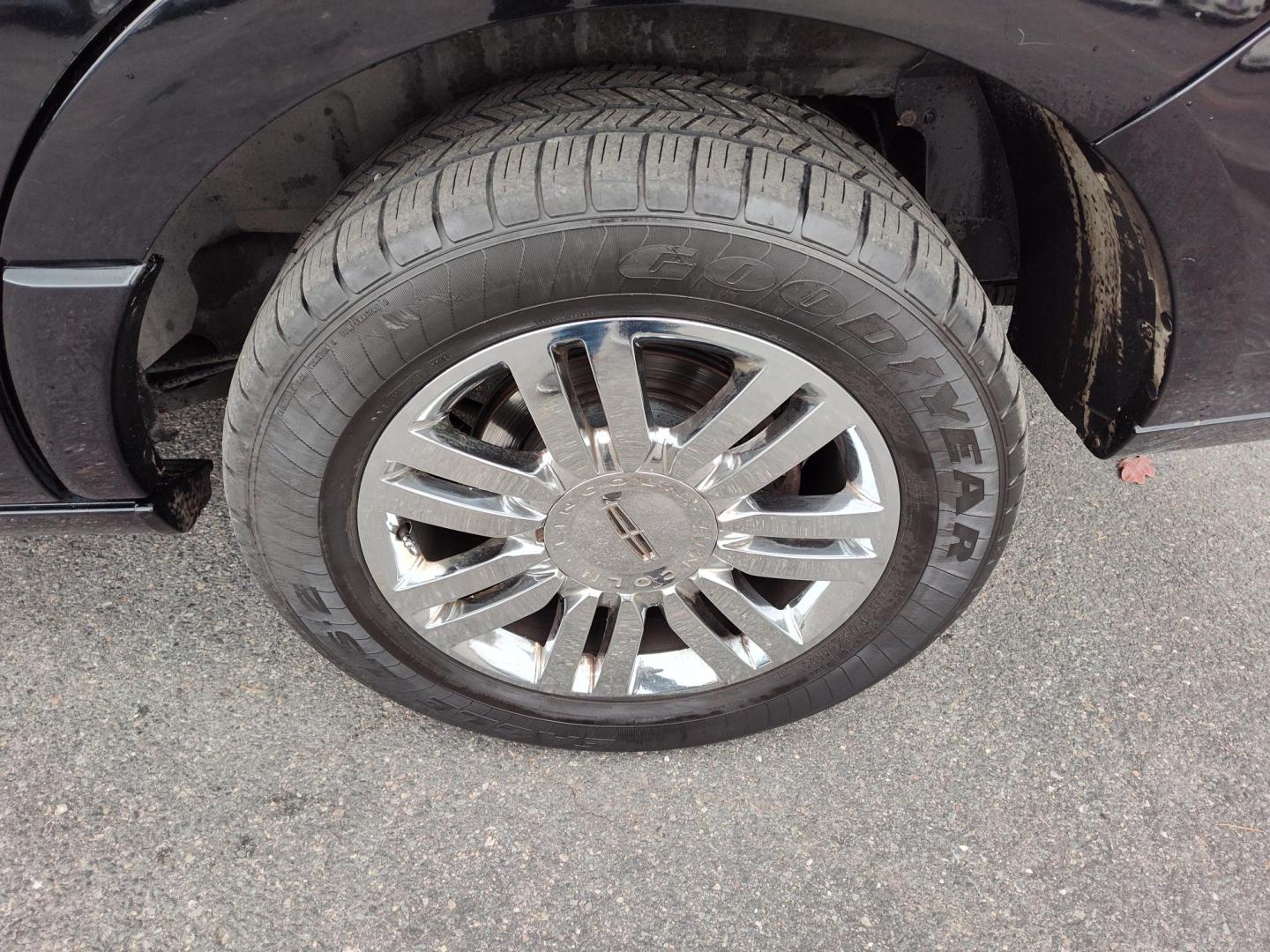 2007 Black Lincoln Navigator 2WD Luxury (5LMFU27577L) with an 5.4L V8 SOHC 24V engine, 6-Speed Automatic Overdrive transmission, located at 5700 Curlew Drive, Norfolk, VA, 23502, (757) 455-6330, 36.841885, -76.209412 - Photo#13