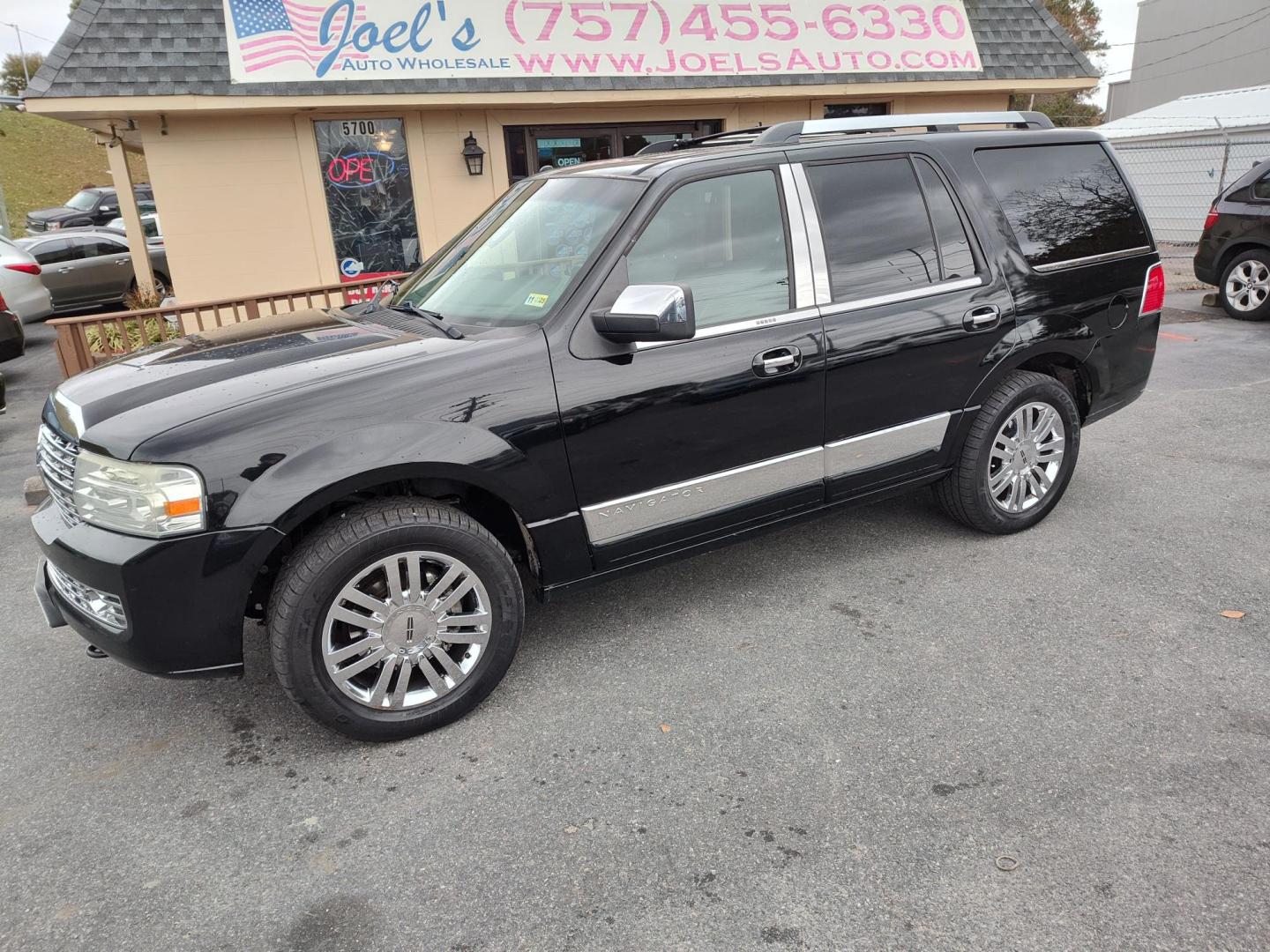 2007 Black Lincoln Navigator 2WD Luxury (5LMFU27577L) with an 5.4L V8 SOHC 24V engine, 6-Speed Automatic Overdrive transmission, located at 5700 Curlew Drive, Norfolk, VA, 23502, (757) 455-6330, 36.841885, -76.209412 - Photo#0