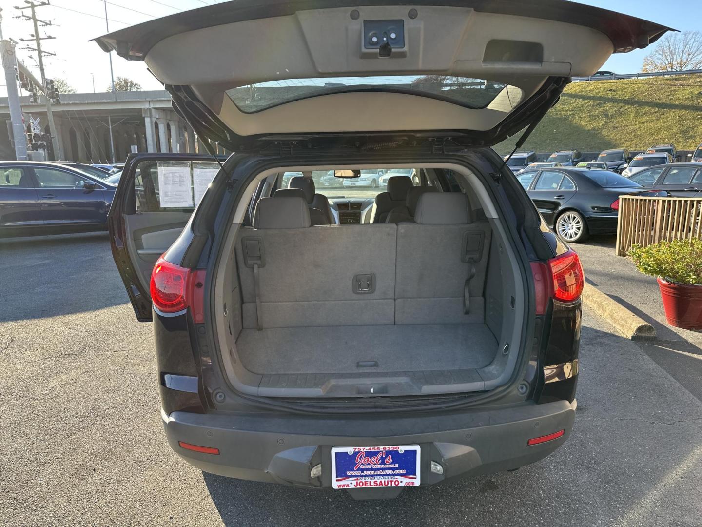 2010 Burgundy Chevrolet Traverse LT1 FWD (1GNLRFED2AS) with an 3.6L V6 DOHC 24V engine, 6-Speed Automatic transmission, located at 5700 Curlew Drive, Norfolk, VA, 23502, (757) 455-6330, 36.841885, -76.209412 - Photo#10